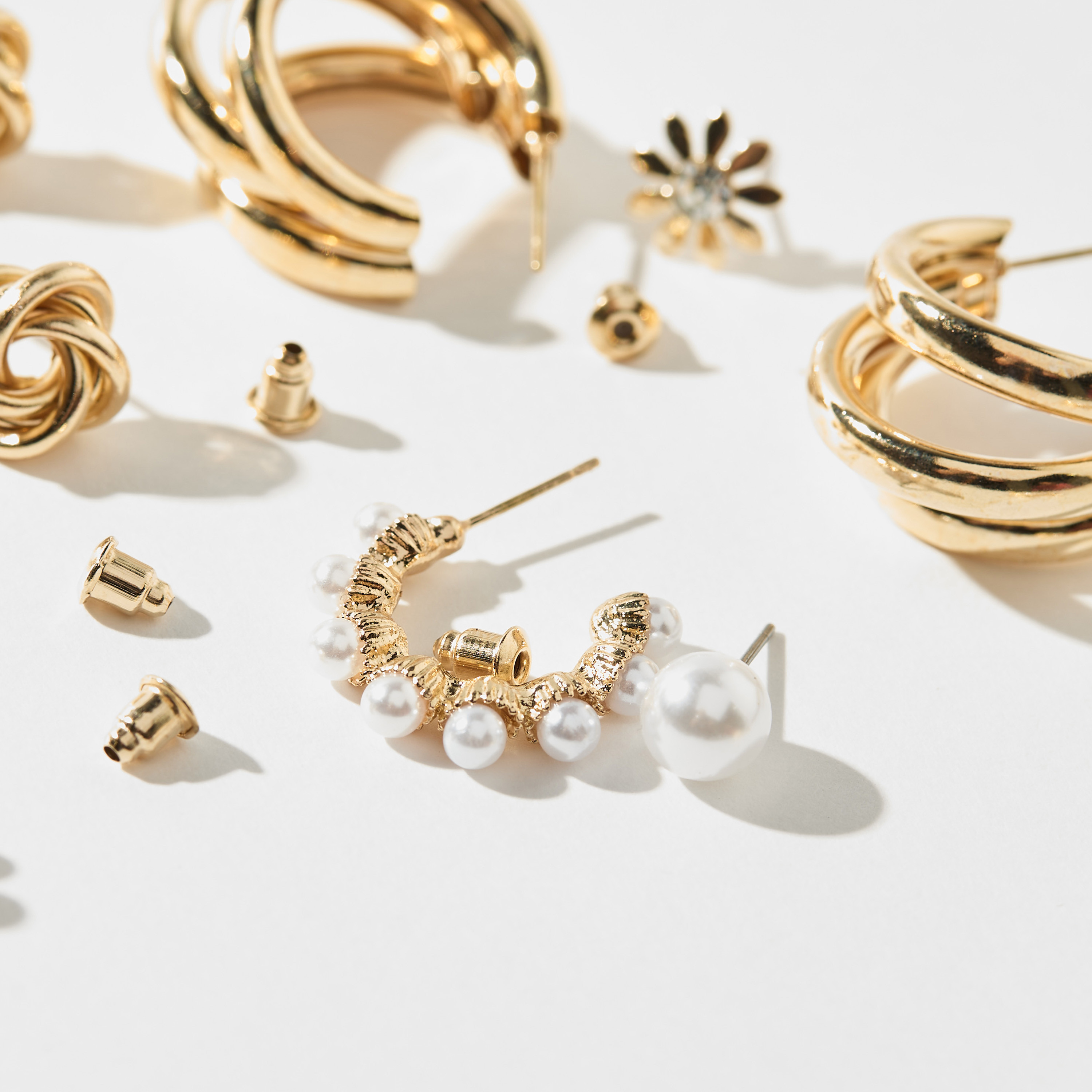 حلقان مرصّعة بمكبس إغلاق خلفي - طقم من 6-women-watchesandjewellery-jewellery-earrings-image-4