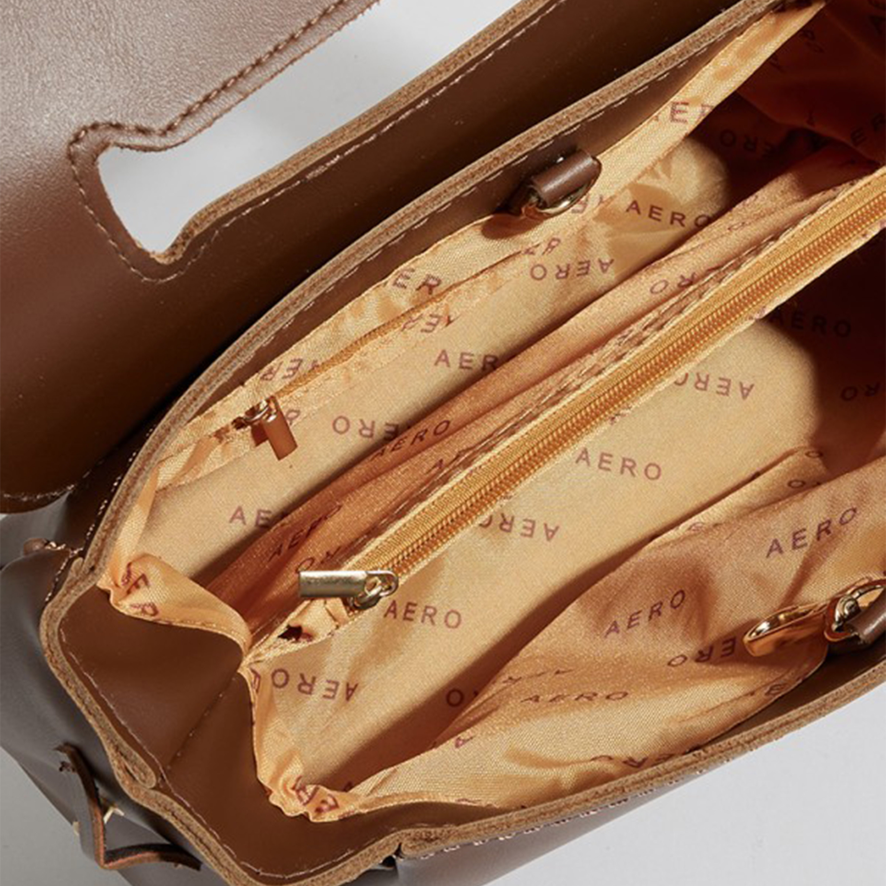أيروبوستال شنطة يد لون بني بحزام قابل للإزالة وشعار معدني-women-bagsandwallets-handbags-image-4