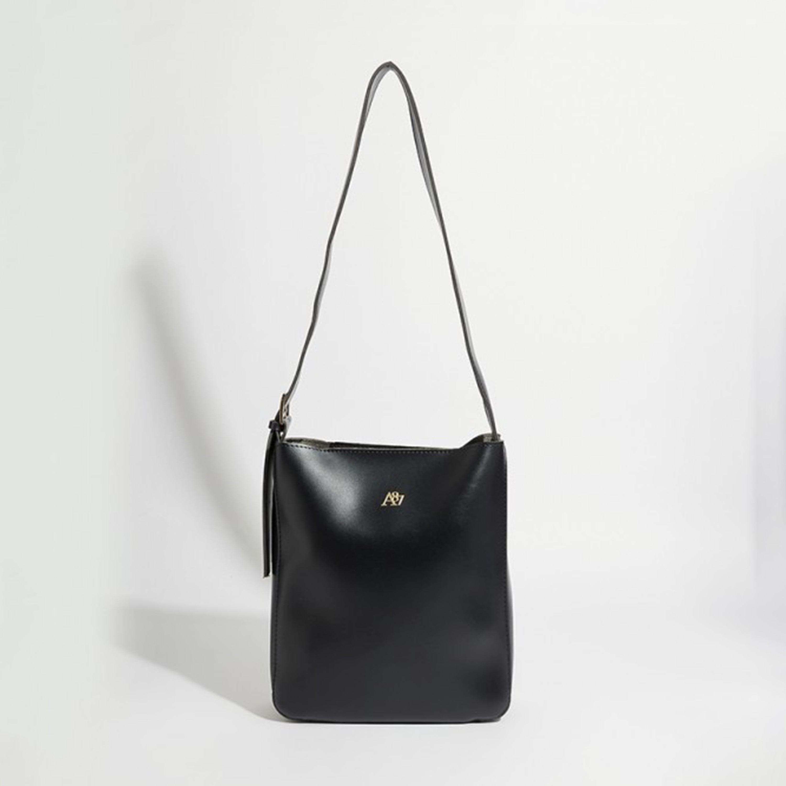 أيروبوستال شنطة كتف لون اسود بحزام بمشبك وشعار معدني-women-bagsandwallets-handbags-image-2