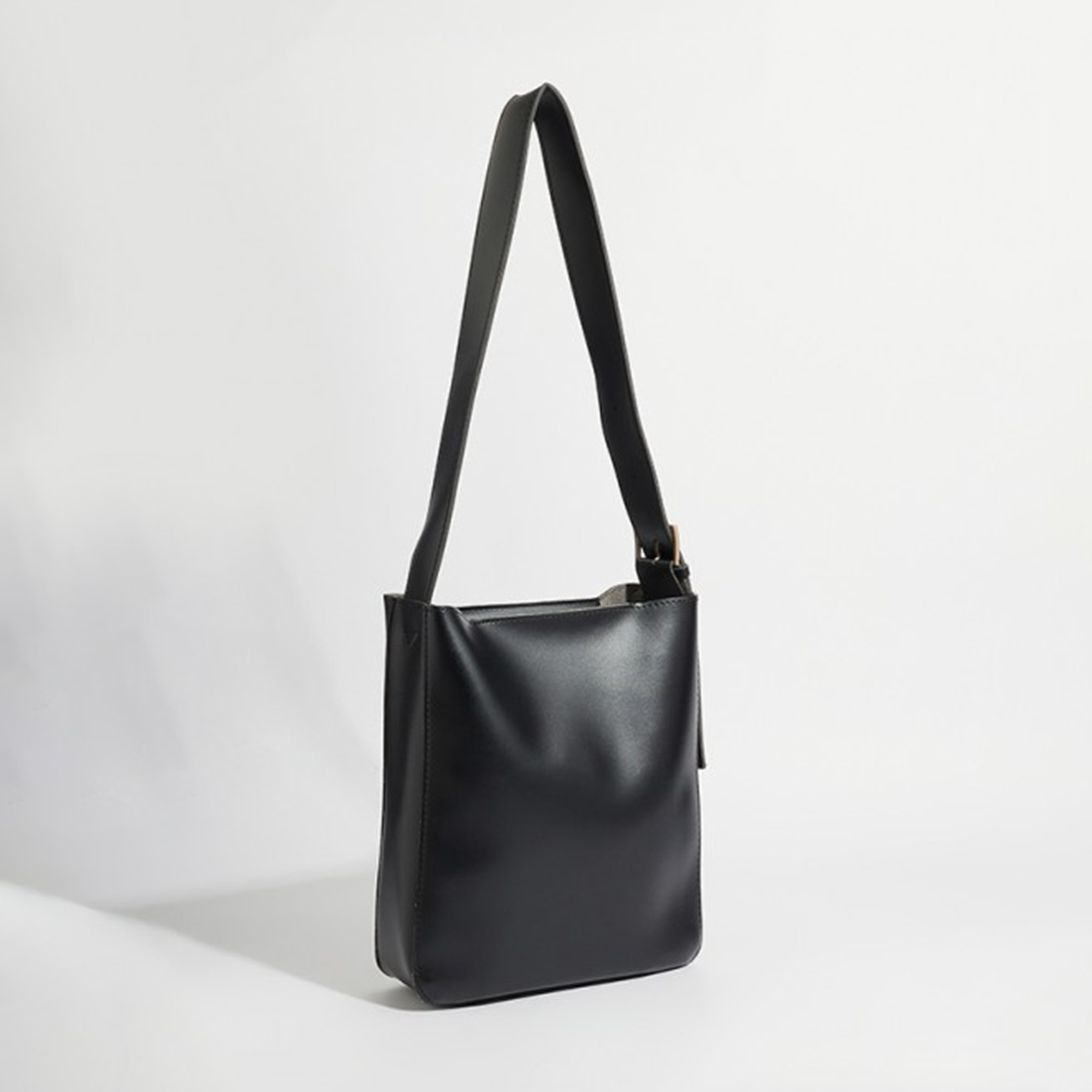 أيروبوستال شنطة كتف لون اسود بحزام بمشبك وشعار معدني-women-bagsandwallets-handbags-image-3