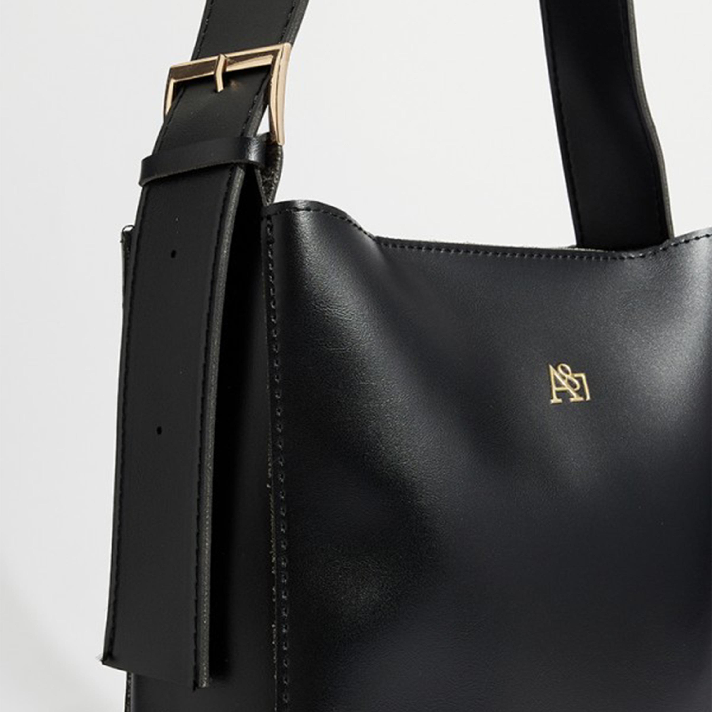 أيروبوستال شنطة كتف لون اسود بحزام بمشبك وشعار معدني-women-bagsandwallets-handbags-image-4