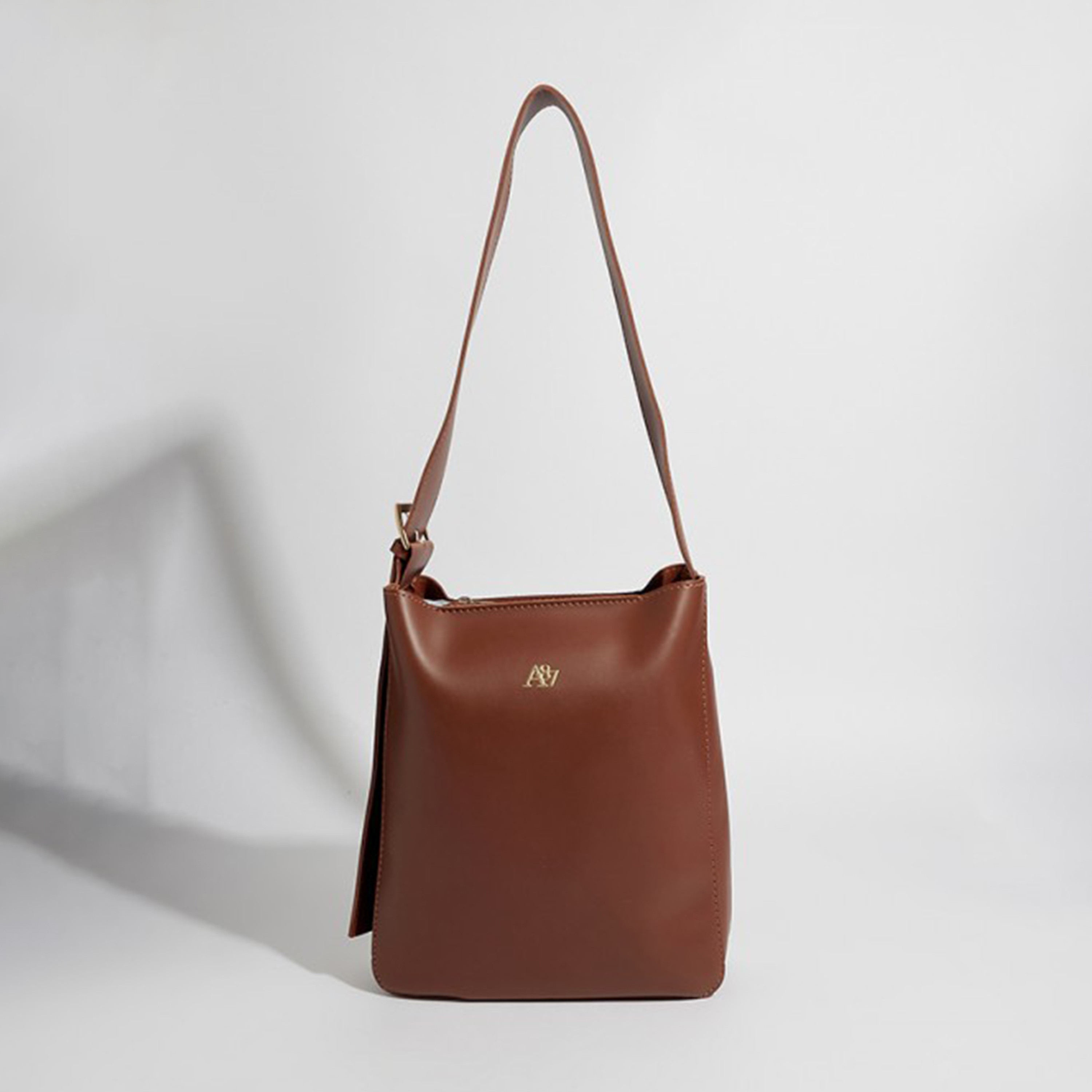 أيروبوستال شنطة كتف لون اسود بحزام بمشبك وشعار معدني-women-bagsandwallets-handbags-image-6