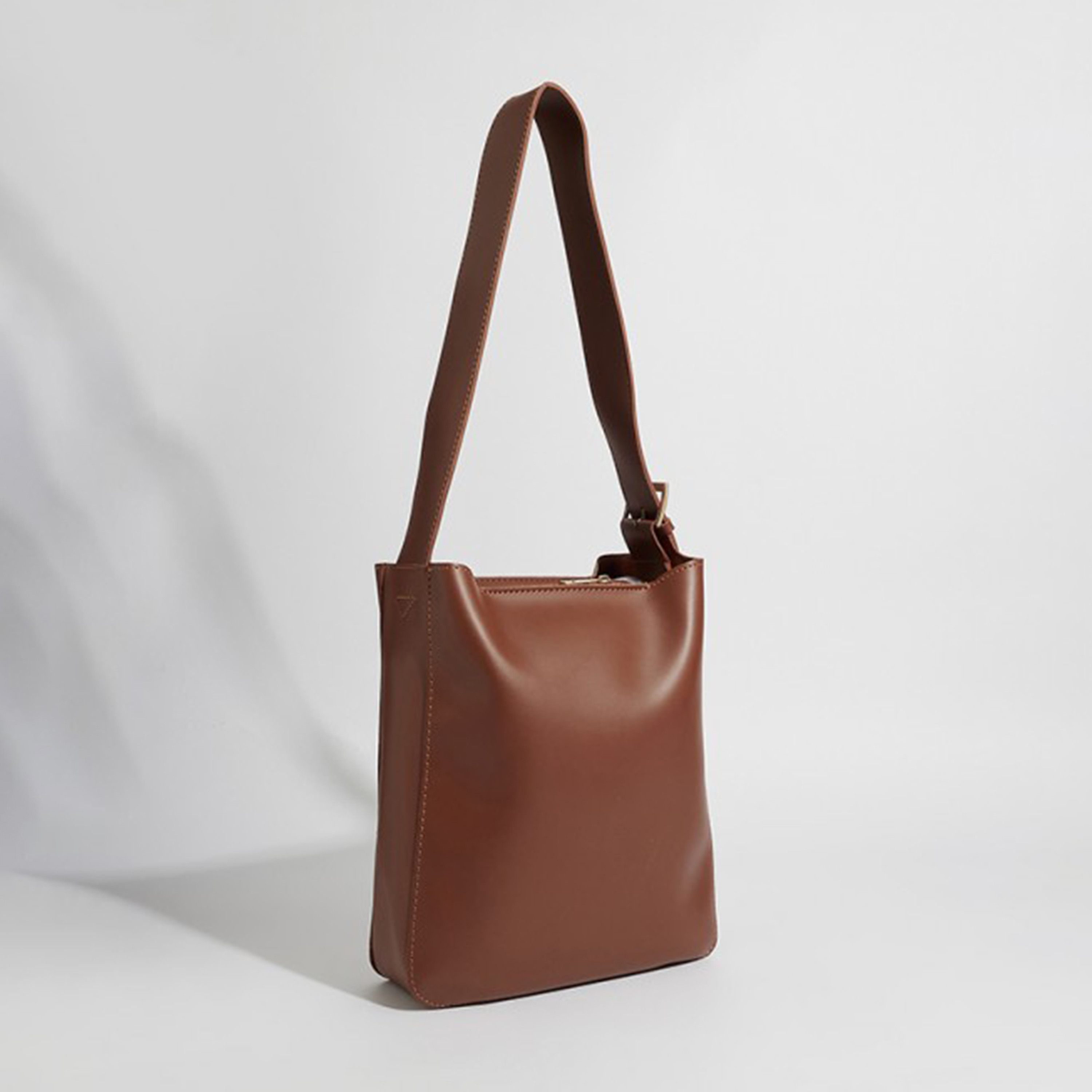 أيروبوستال شنطة كتف لون اسود بحزام بمشبك وشعار معدني-women-bagsandwallets-handbags-image-7