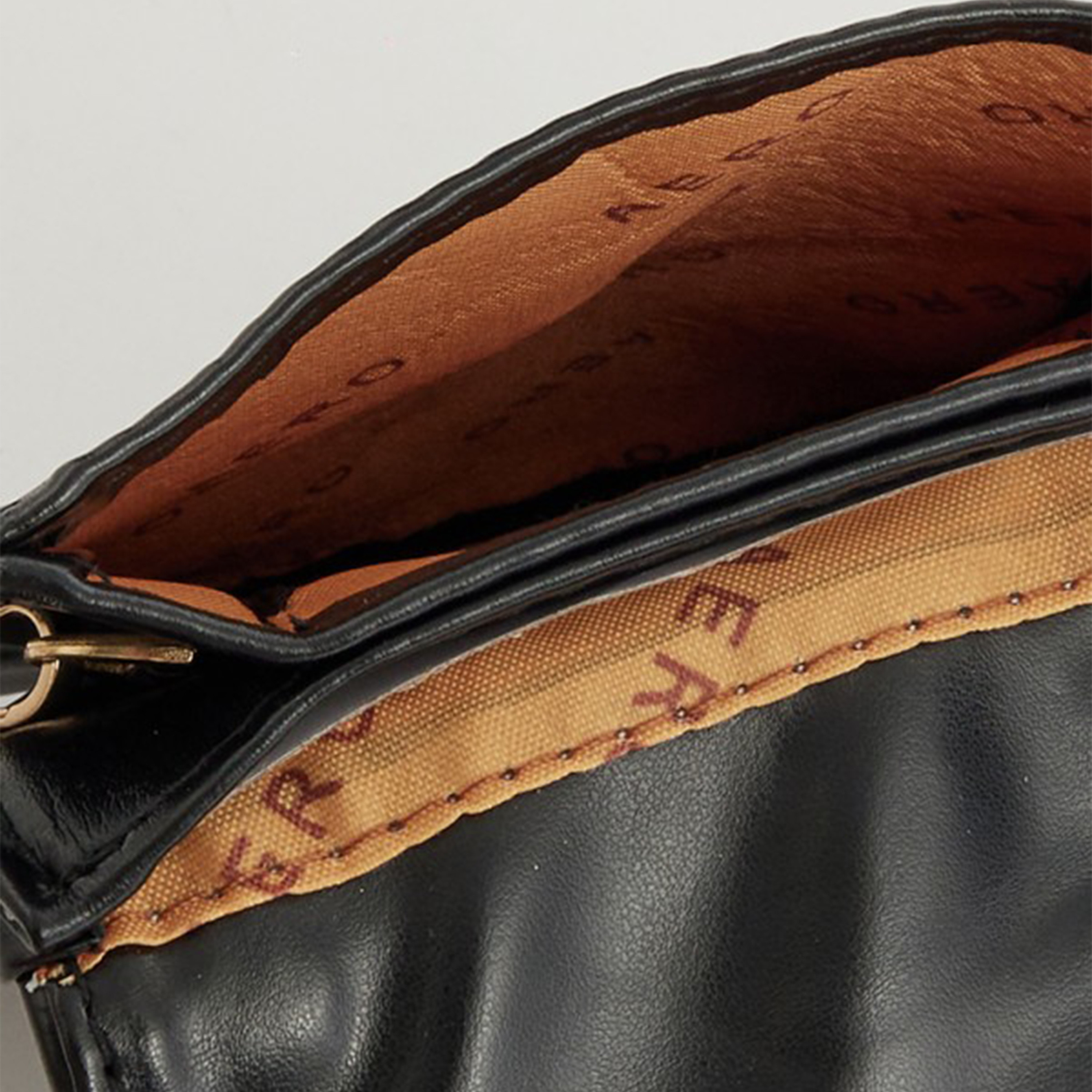 أيروبوستال شنطة كروس مبطنة لون أسود بحزام قابل للتعديل وشعار معدني-women-bagsandwallets-handbags-image-4