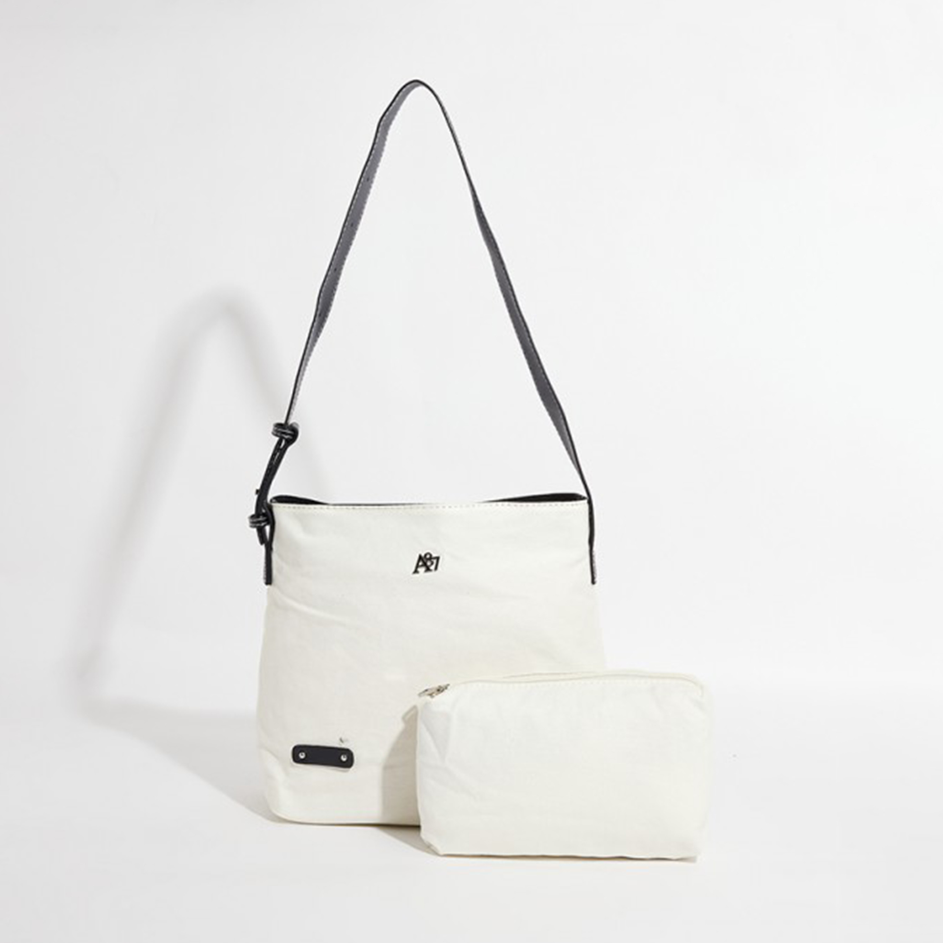أيروبوستال شنطة كتف لون اسود بحزام وشعار معدني-women-bagsandwallets-handbags-image-1