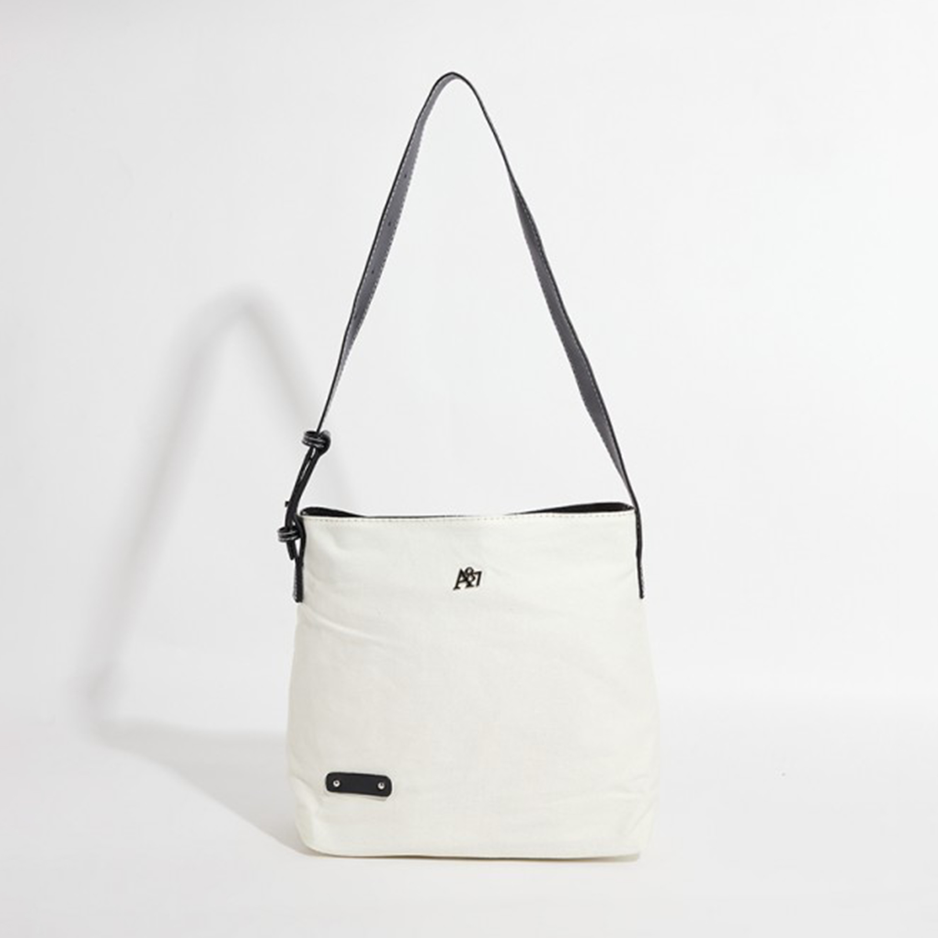 أيروبوستال شنطة كتف لون اسود بحزام وشعار معدني-women-bagsandwallets-handbags-image-2