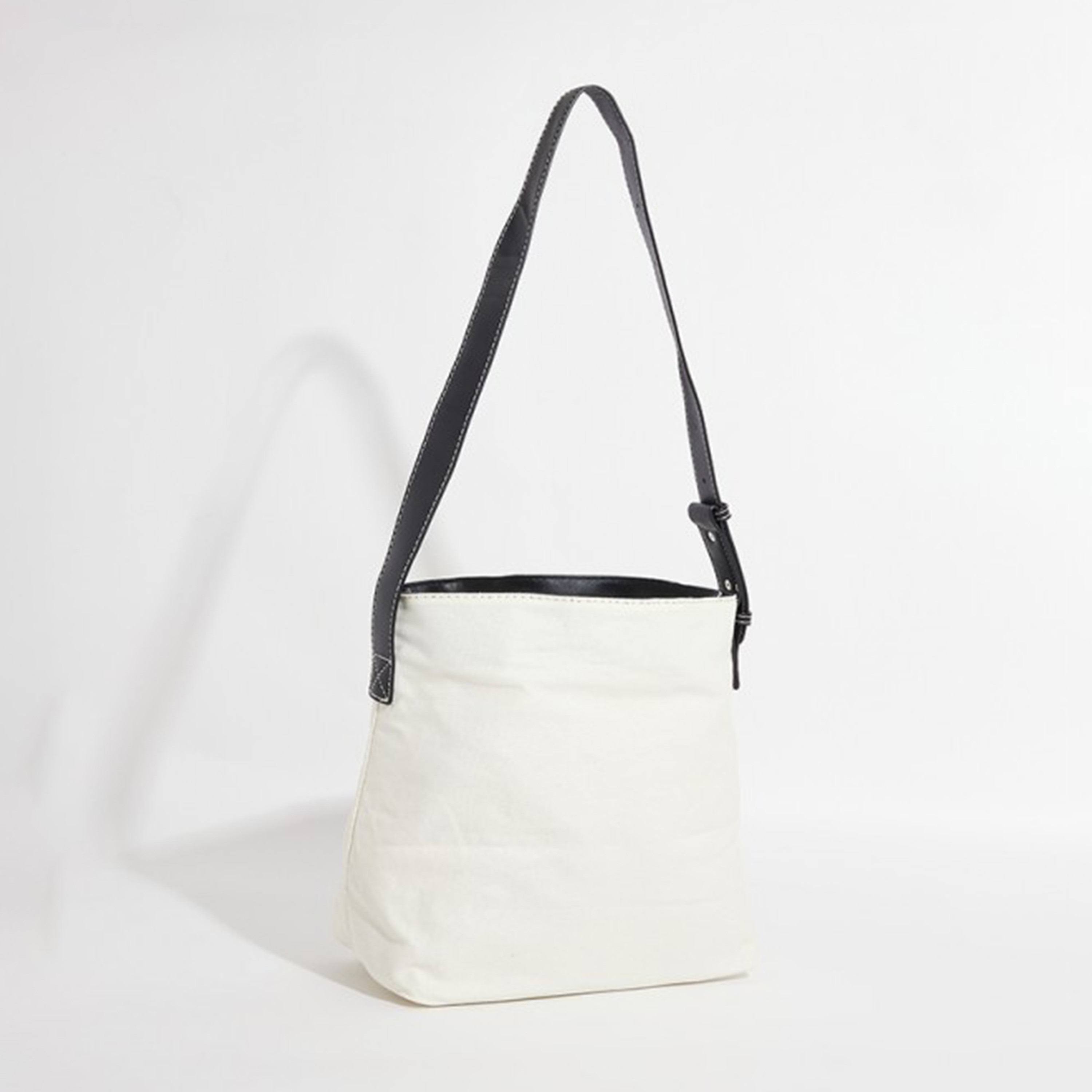 أيروبوستال شنطة كتف لون اسود بحزام وشعار معدني-women-bagsandwallets-handbags-image-4