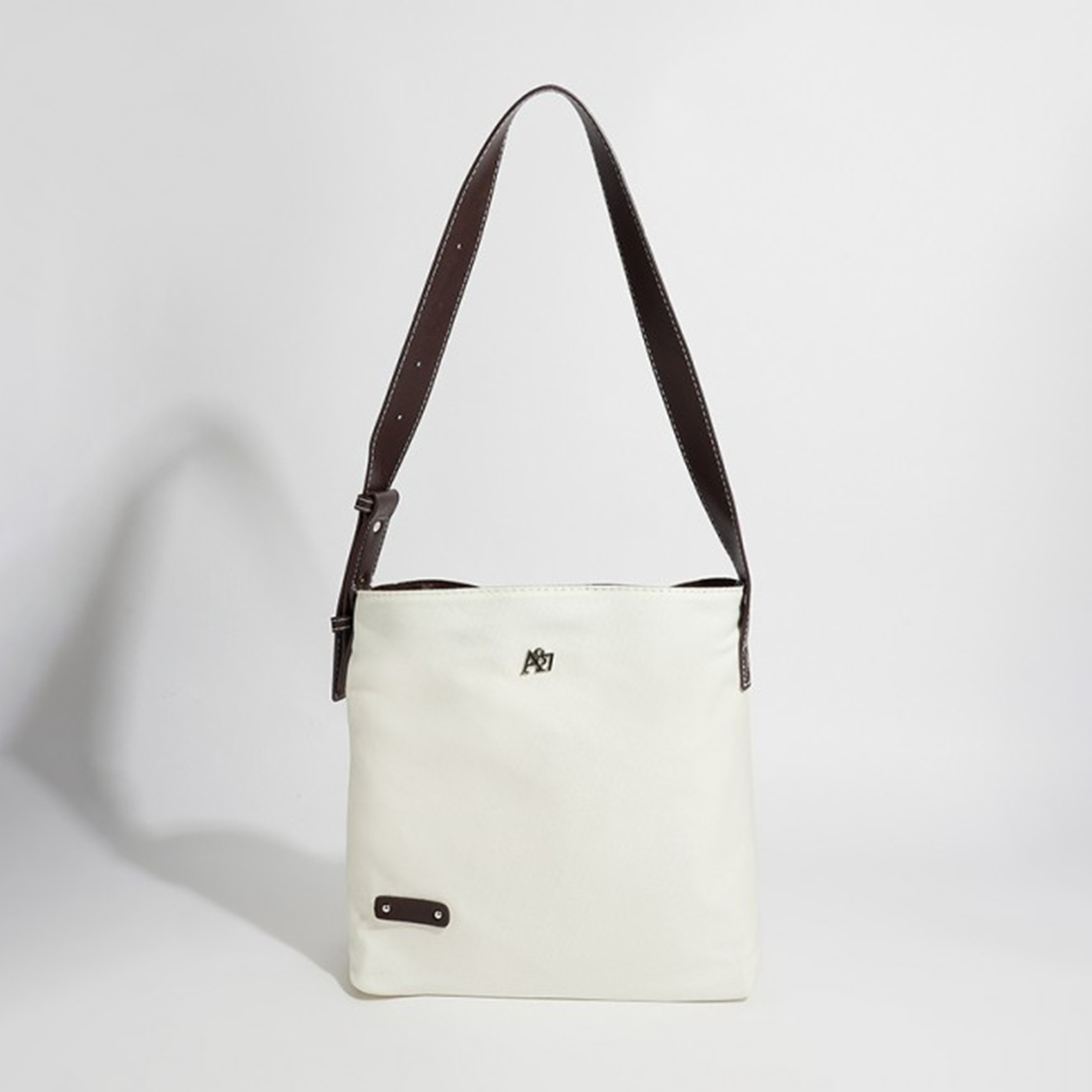 أيروبوستال شنطة كتف لون اسود بحزام وشعار معدني-women-bagsandwallets-handbags-image-5