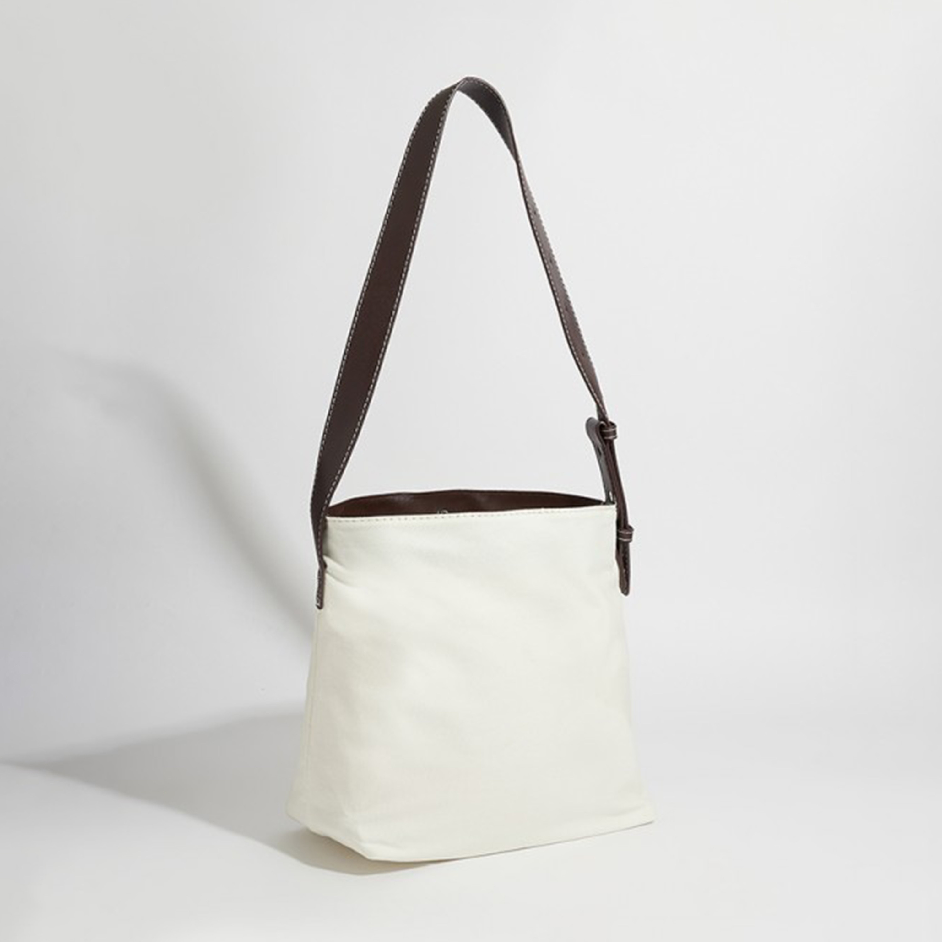 أيروبوستال شنطة كتف لون اسود بحزام وشعار معدني-women-bagsandwallets-handbags-image-6