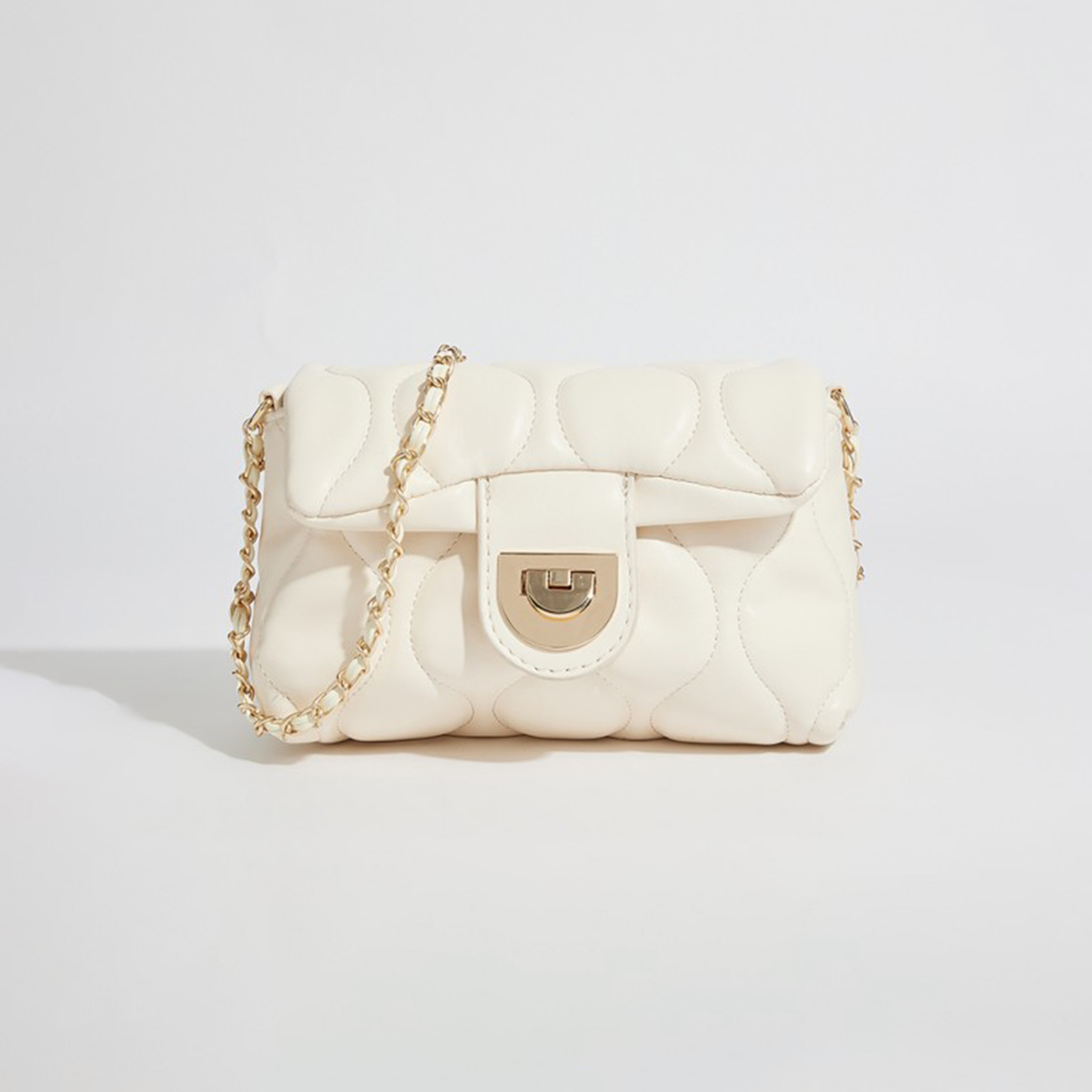 أيروبوستال شنطة كروس مبطنة لون أسود بحزام سلسلة وشعار معدني بالخلف-women-bagsandwallets-handbags-image-1