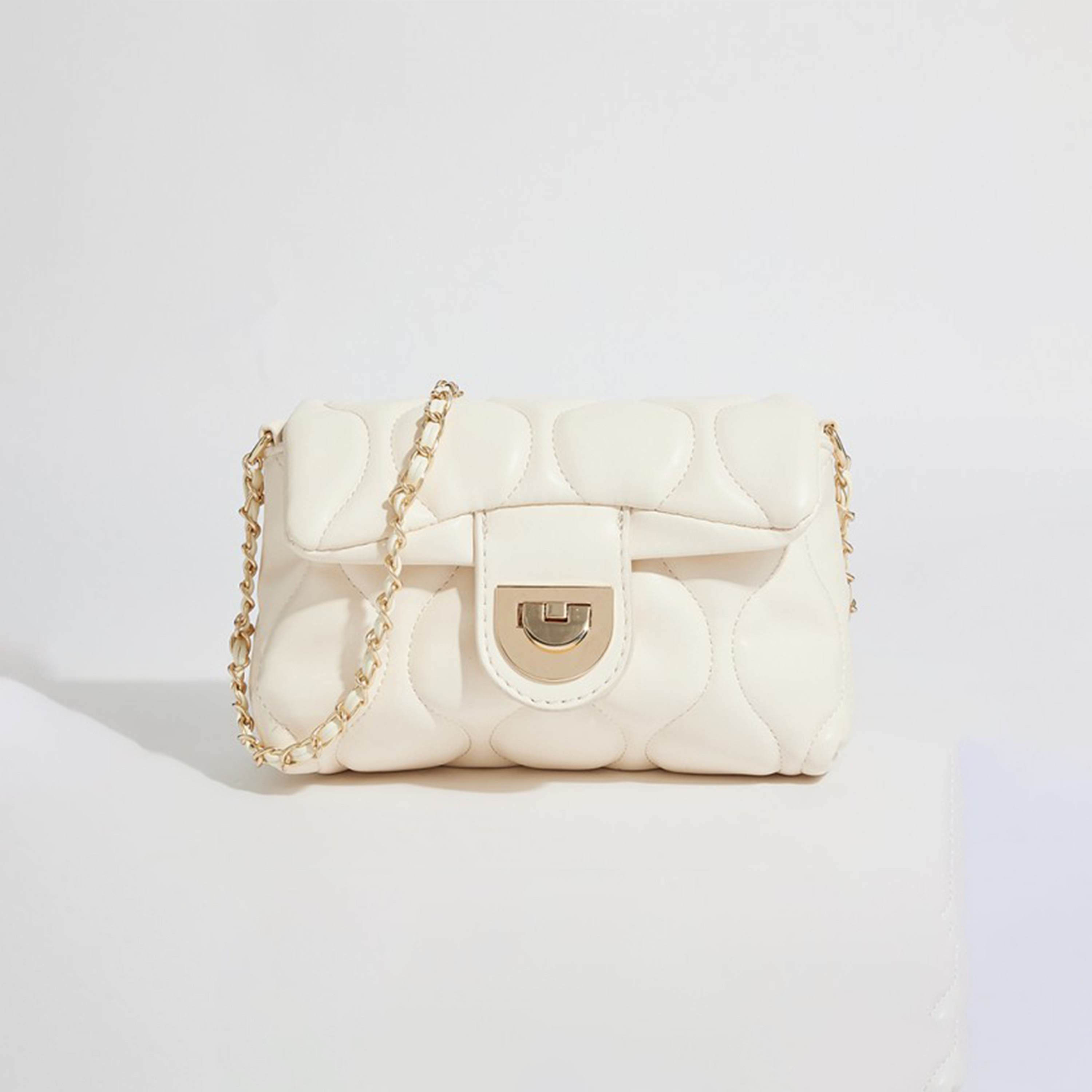 أيروبوستال شنطة كروس مبطنة لون أسود بحزام سلسلة وشعار معدني بالخلف-women-bagsandwallets-handbags-image-5