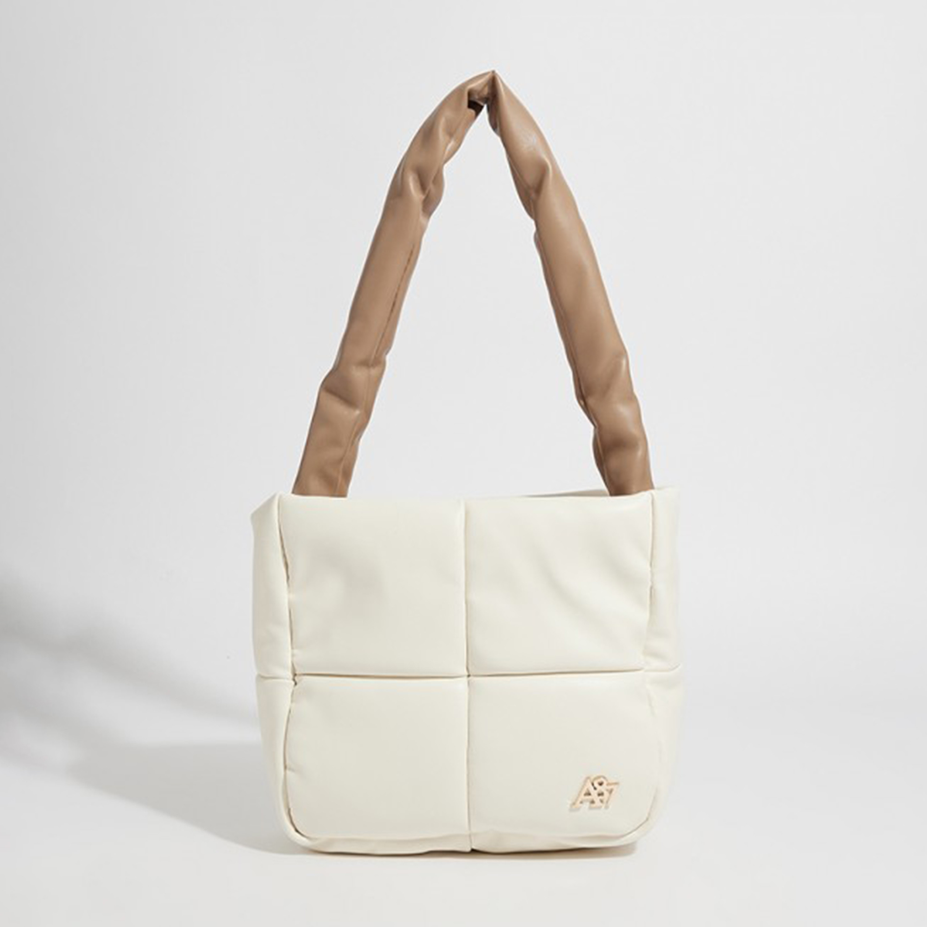 أيروبوستال شنطة كتف مبطنة لون بيج بدرجتين وشعار معدني-women-bagsandwallets-handbags-image-1