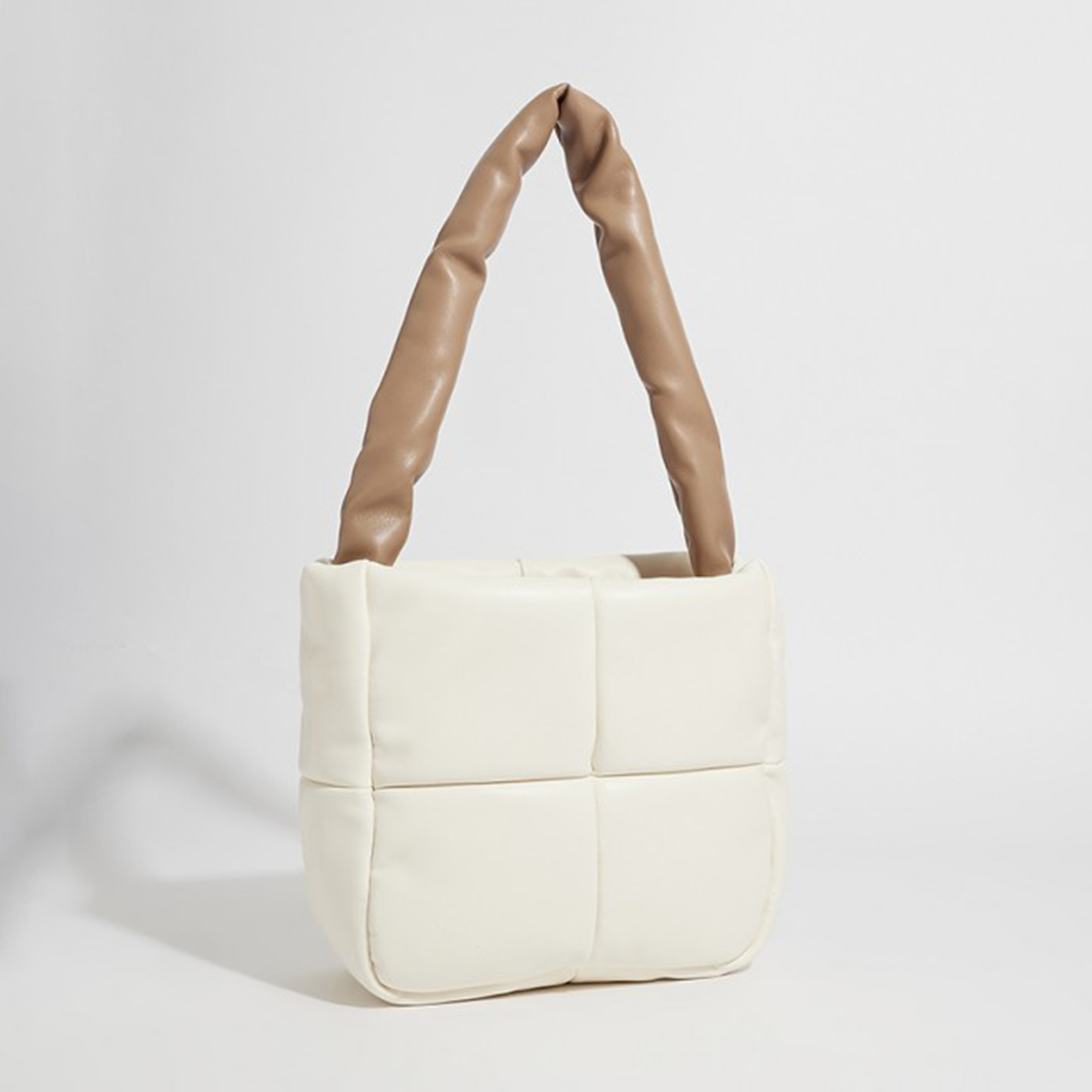 أيروبوستال شنطة كتف مبطنة لون بيج بدرجتين وشعار معدني-women-bagsandwallets-handbags-image-2