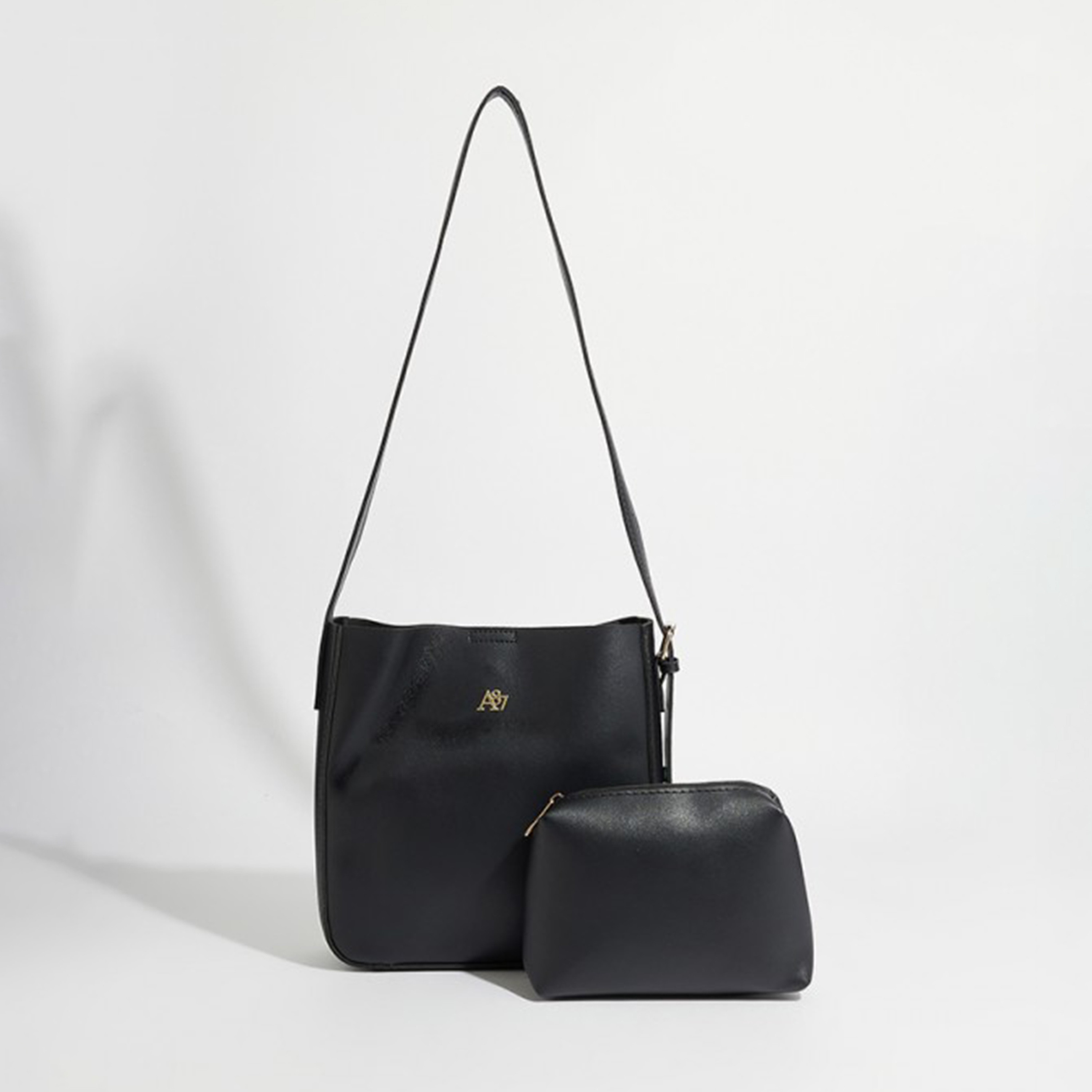 أيروبوستال شنطة كتف لون اسود بحزام قابل للتعديل وشعار معدني-women-bagsandwallets-handbags-image-1
