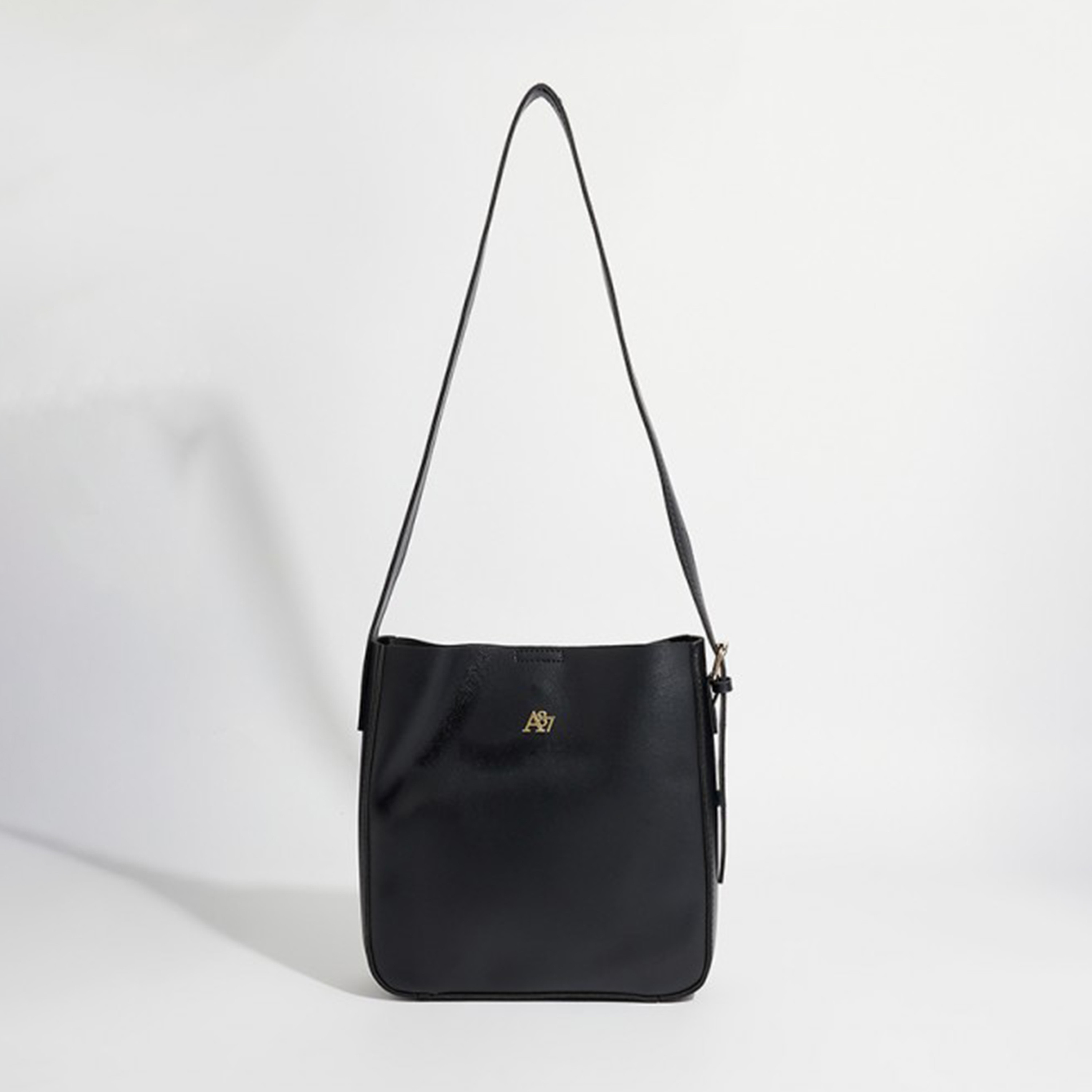 أيروبوستال شنطة كتف لون اسود بحزام قابل للتعديل وشعار معدني-women-bagsandwallets-handbags-image-2