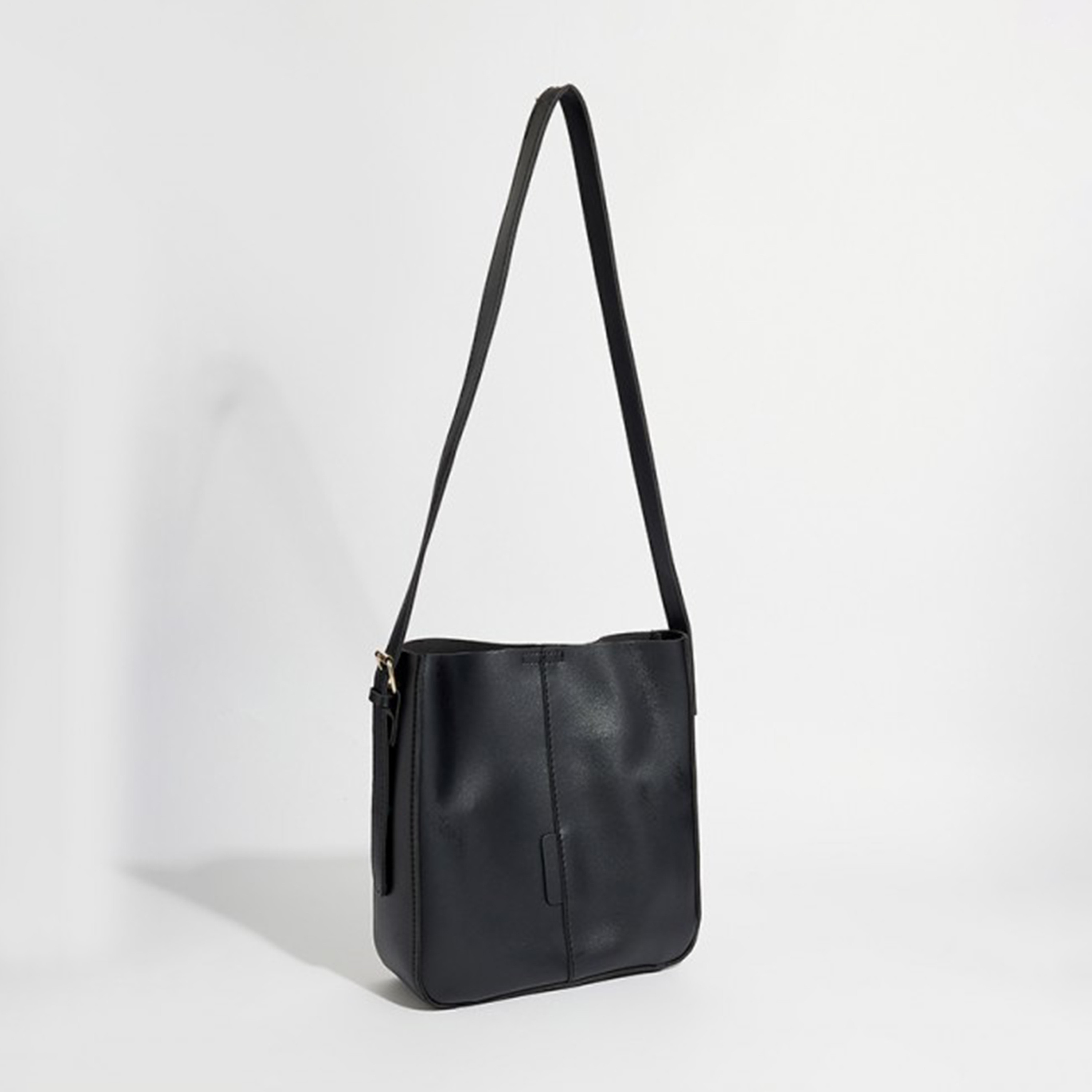 أيروبوستال شنطة كتف لون اسود بحزام قابل للتعديل وشعار معدني-women-bagsandwallets-handbags-image-3