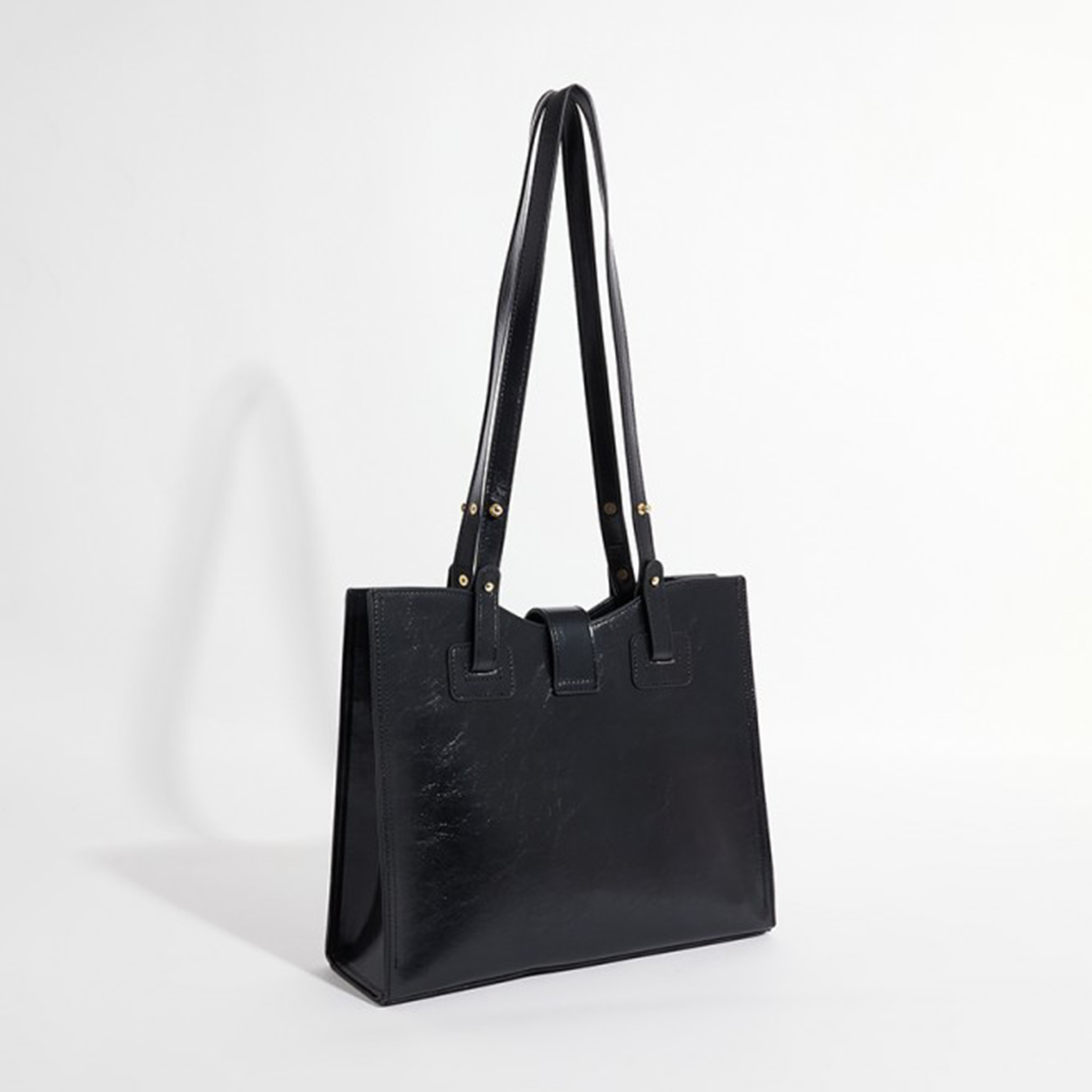 أيروبوستال شنطة كتف لون اسود بحزام مزين وشعار معدني-women-bagsandwallets-handbags-image-2