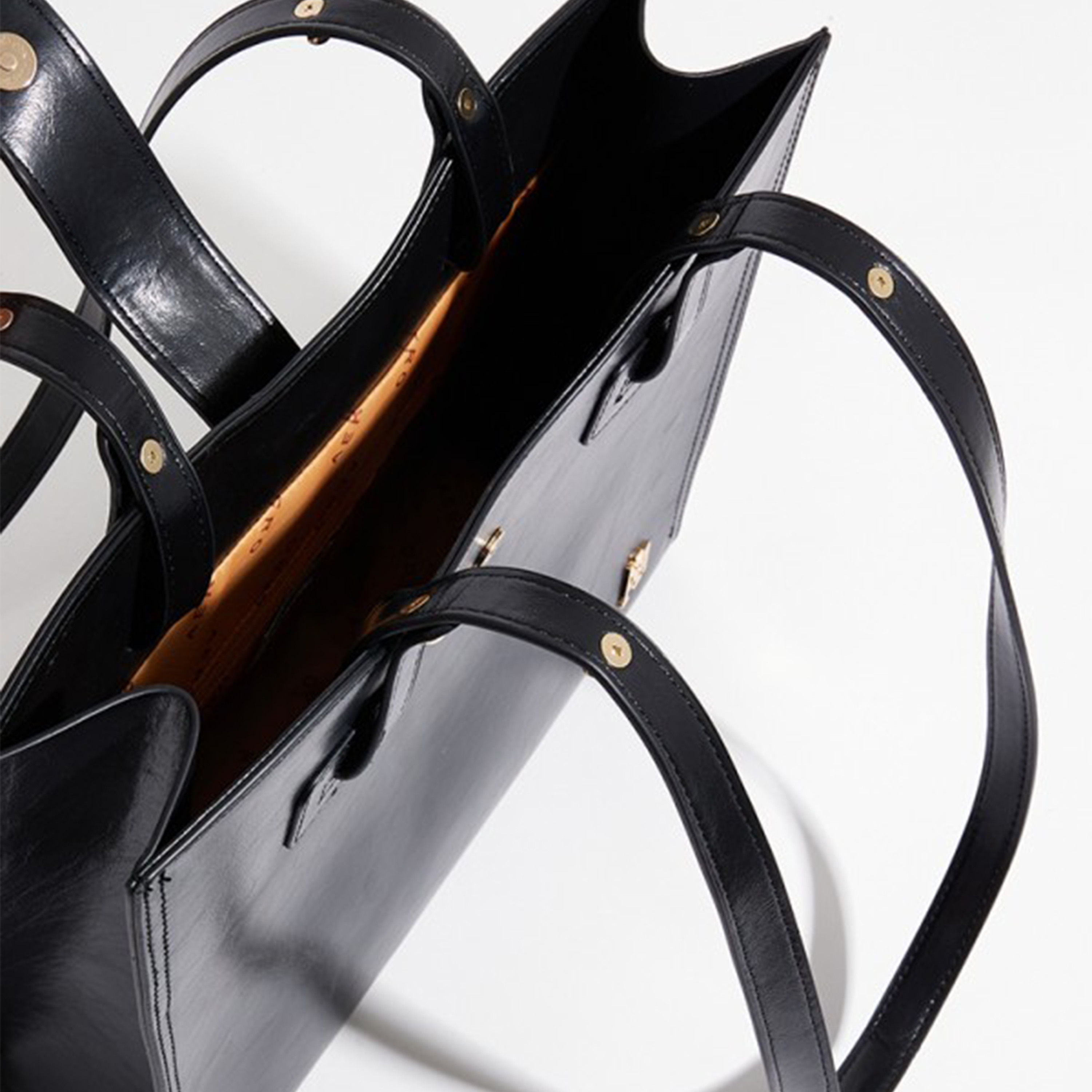 أيروبوستال شنطة كتف لون اسود بحزام مزين وشعار معدني-women-bagsandwallets-handbags-image-4