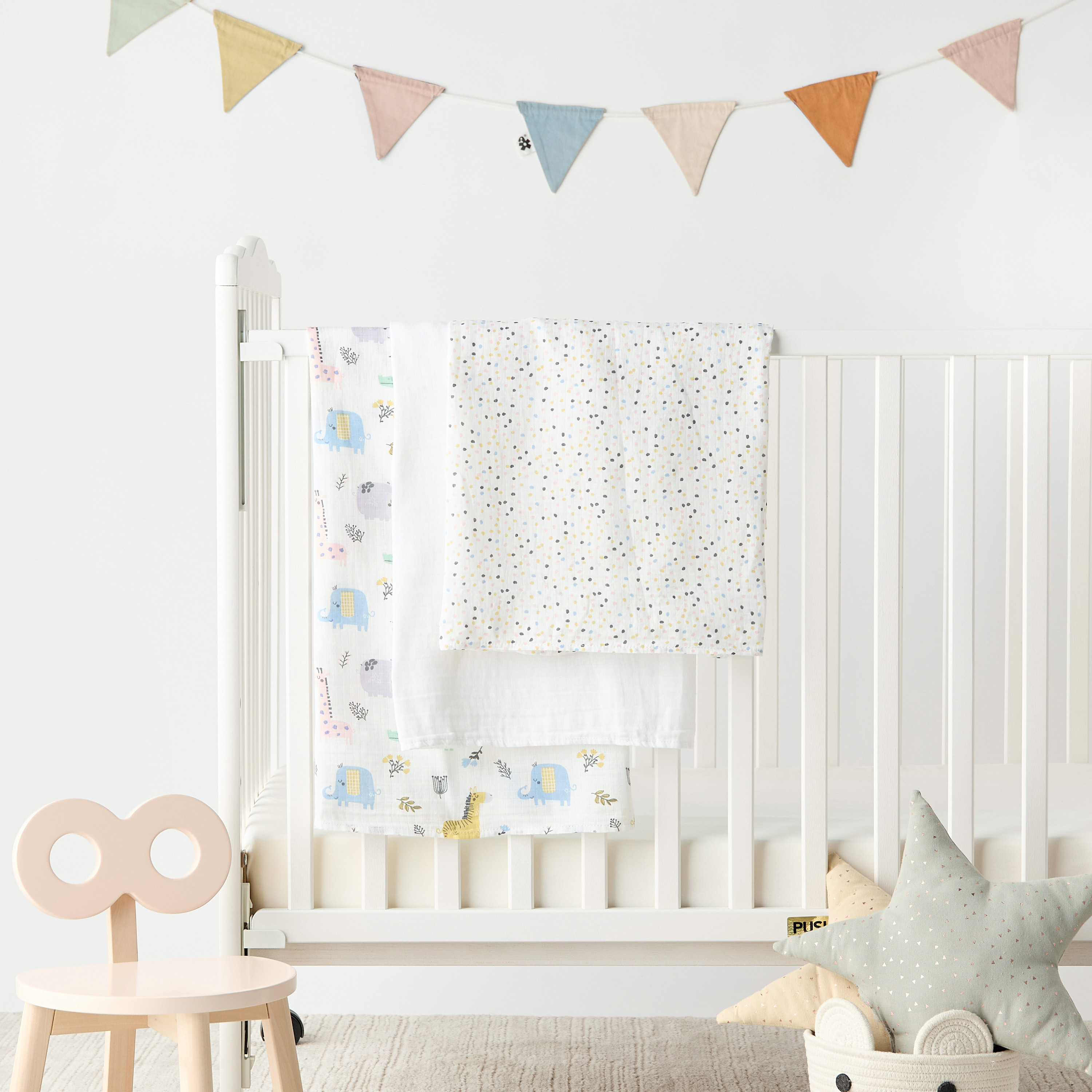 قماط موسلين خيرزان بطبعات من جيجلز - طقم من 3 قطع-baby-nursery-blanketsandswaddles-swaddlesandsleepingbags-image-1