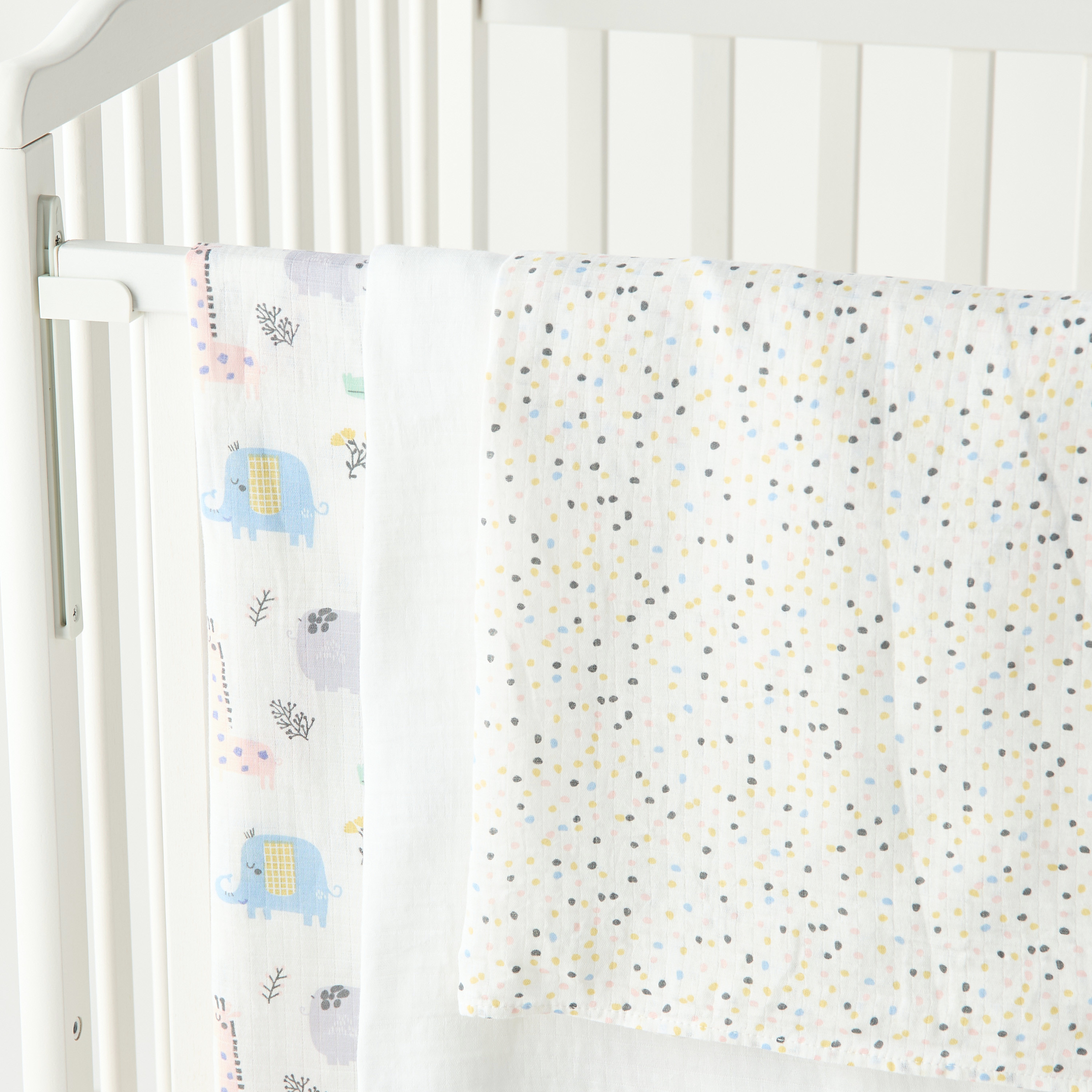 قماط موسلين خيرزان بطبعات من جيجلز - طقم من 3 قطع-baby-nursery-blanketsandswaddles-swaddlesandsleepingbags-image-2