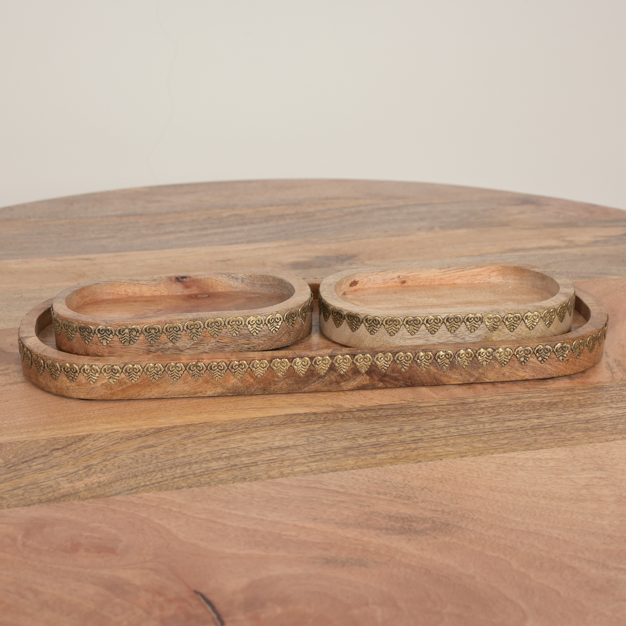 مجموعة صينية تقديم خشبية بتفاصيل ميتاليك 3 قطع من هوم كارفينج-household-dining-serveware-servingtrays-image-1