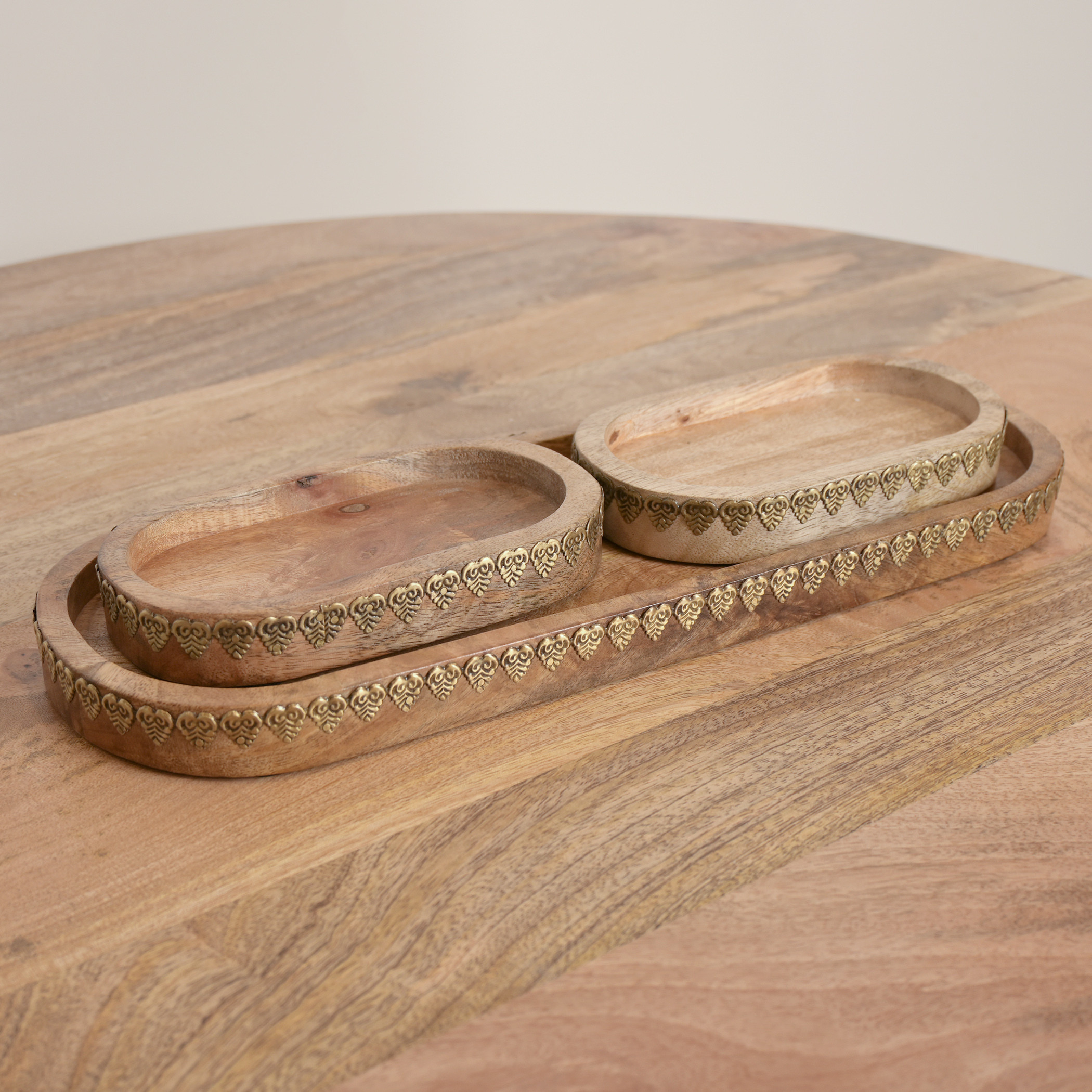 مجموعة صينية تقديم خشبية بتفاصيل ميتاليك 3 قطع من هوم كارفينج-household-dining-serveware-servingtrays-image-2