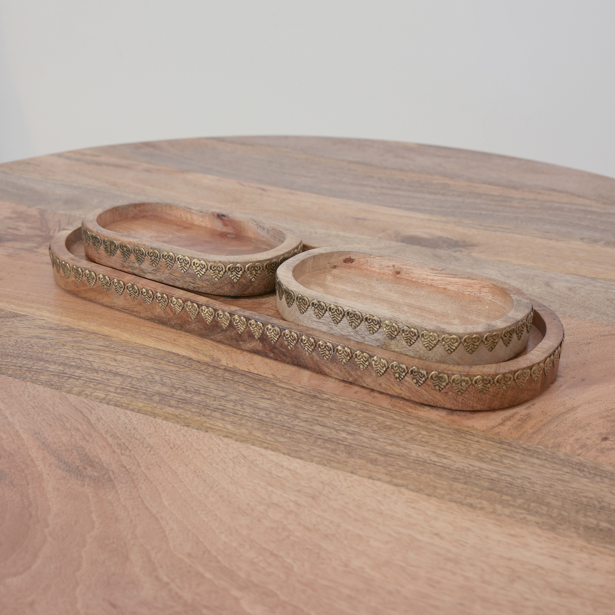 مجموعة صينية تقديم خشبية بتفاصيل ميتاليك 3 قطع من هوم كارفينج-household-dining-serveware-servingtrays-image-3