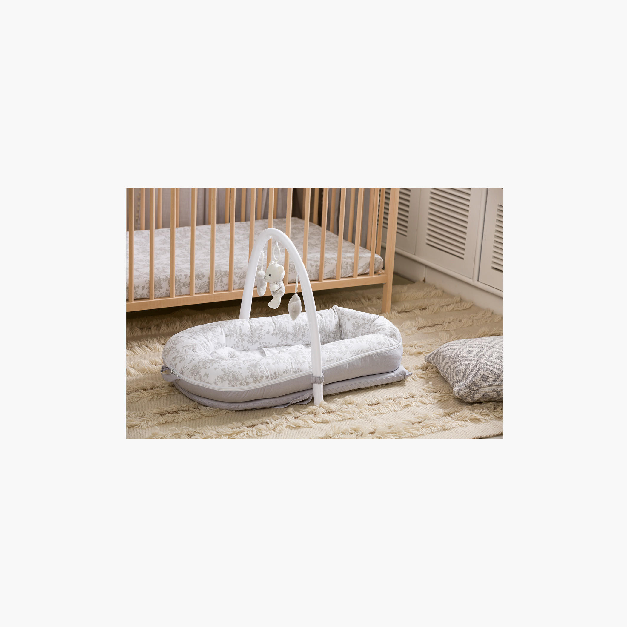 عش أطفال بطبعات مع ألعاب من نيني-baby-nursery-furniture-cribsandbeds-bassinets-image-2