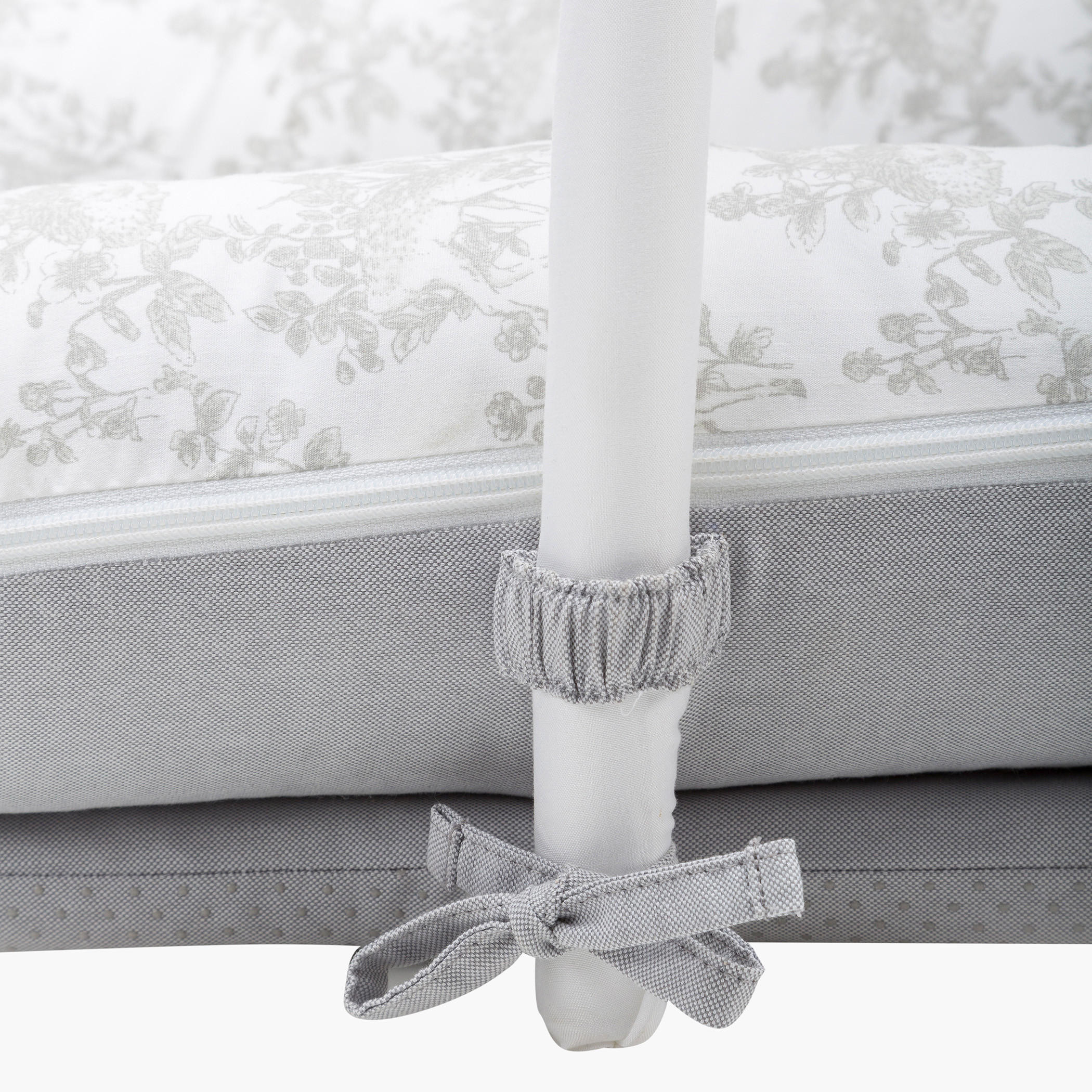 عش أطفال بطبعات مع ألعاب من نيني-baby-nursery-furniture-cribsandbeds-bassinets-image-8