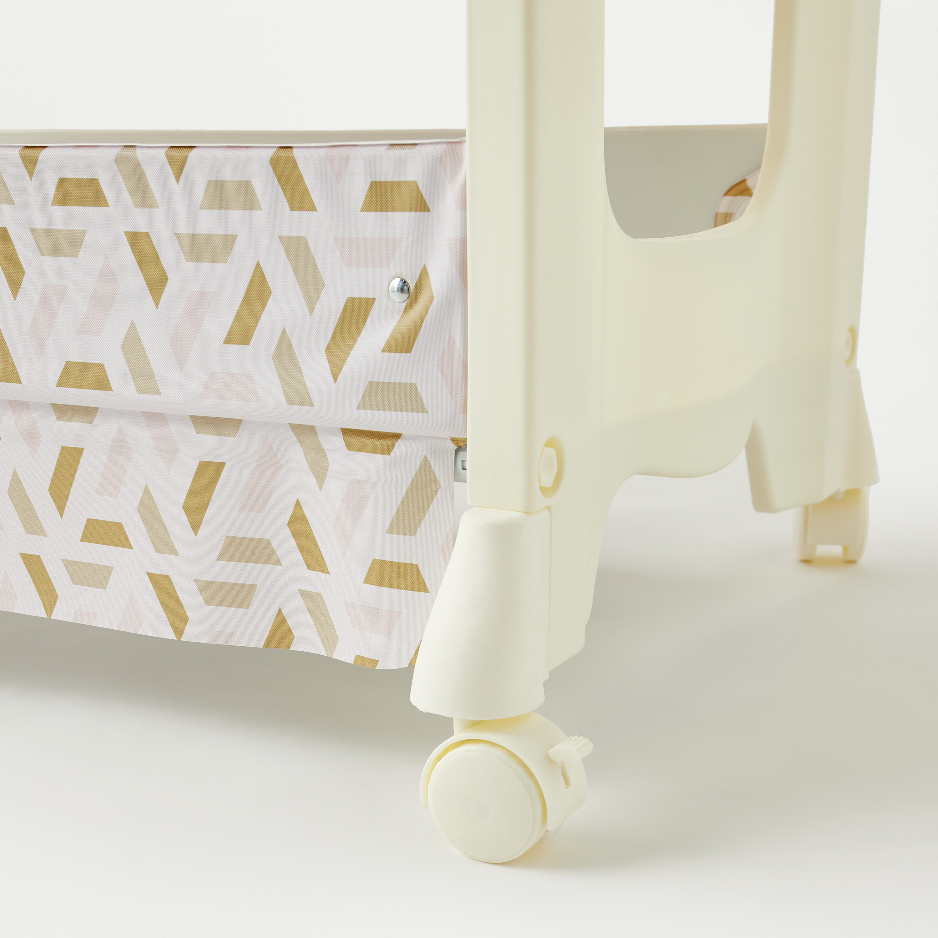 طاولة تغيير حفاضات سكاندي تراينجيل من جونيورز-baby-nursery-furniture-changingtables-image-11