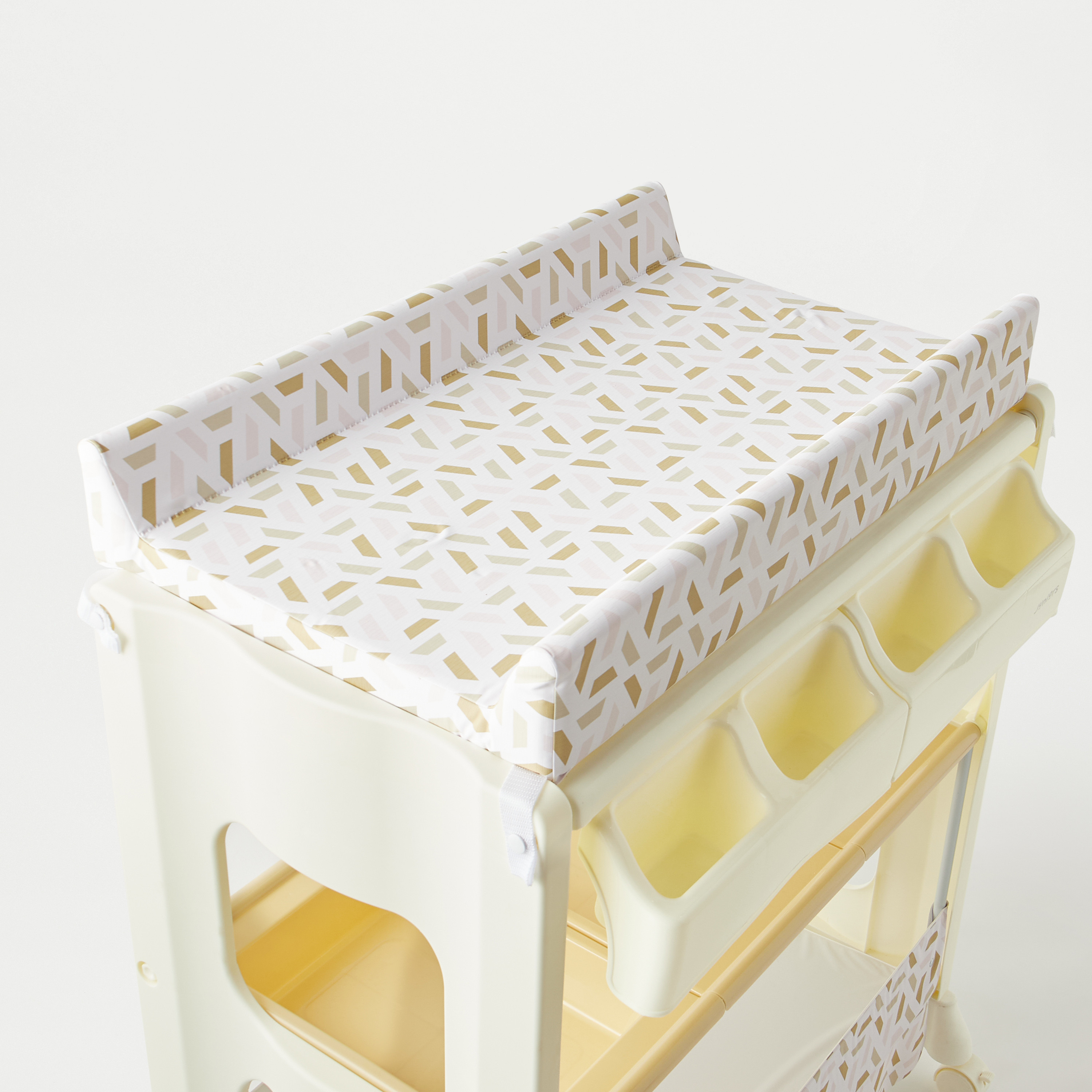 طاولة تغيير حفاضات سكاندي تراينجيل من جونيورز-baby-nursery-furniture-changingtables-image-4