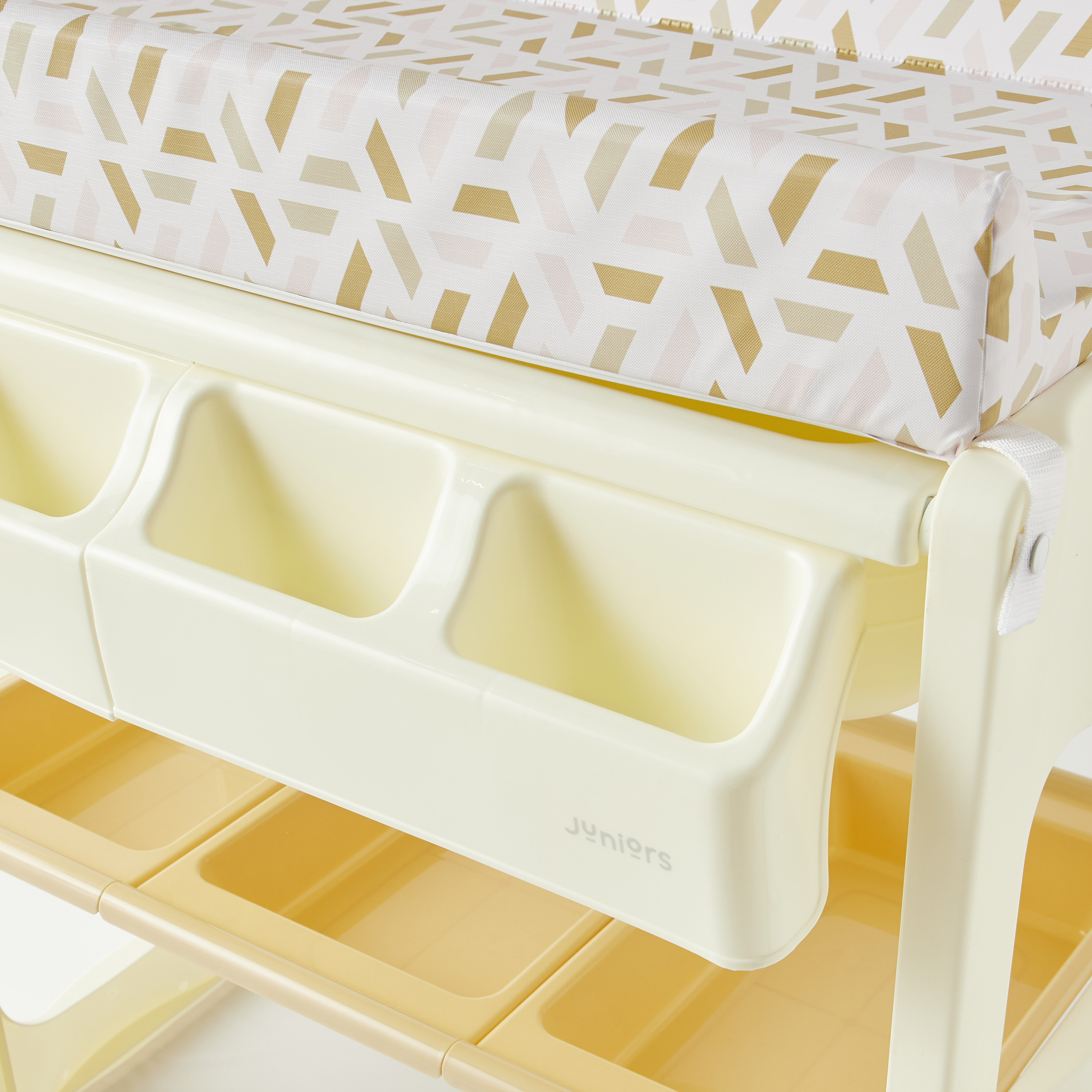 طاولة تغيير حفاضات سكاندي تراينجيل من جونيورز-baby-nursery-furniture-changingtables-image-7