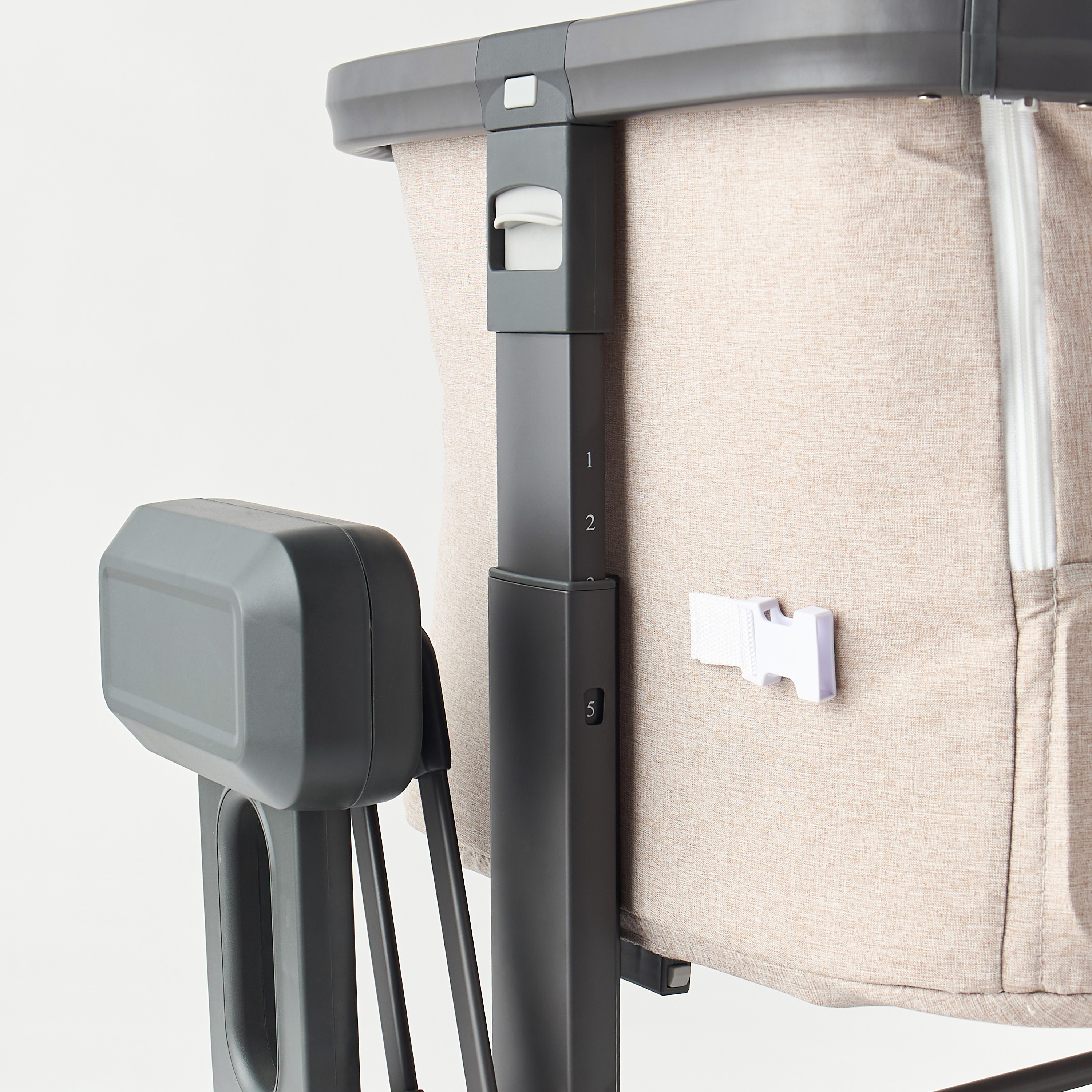 مهد قابل للطي بآلية تأرجح تلقائية مع موسيقى ومساحة تخزين زيوس من جيجلز -baby-nursery-furniture-cribsandbeds-bassinets-image-16