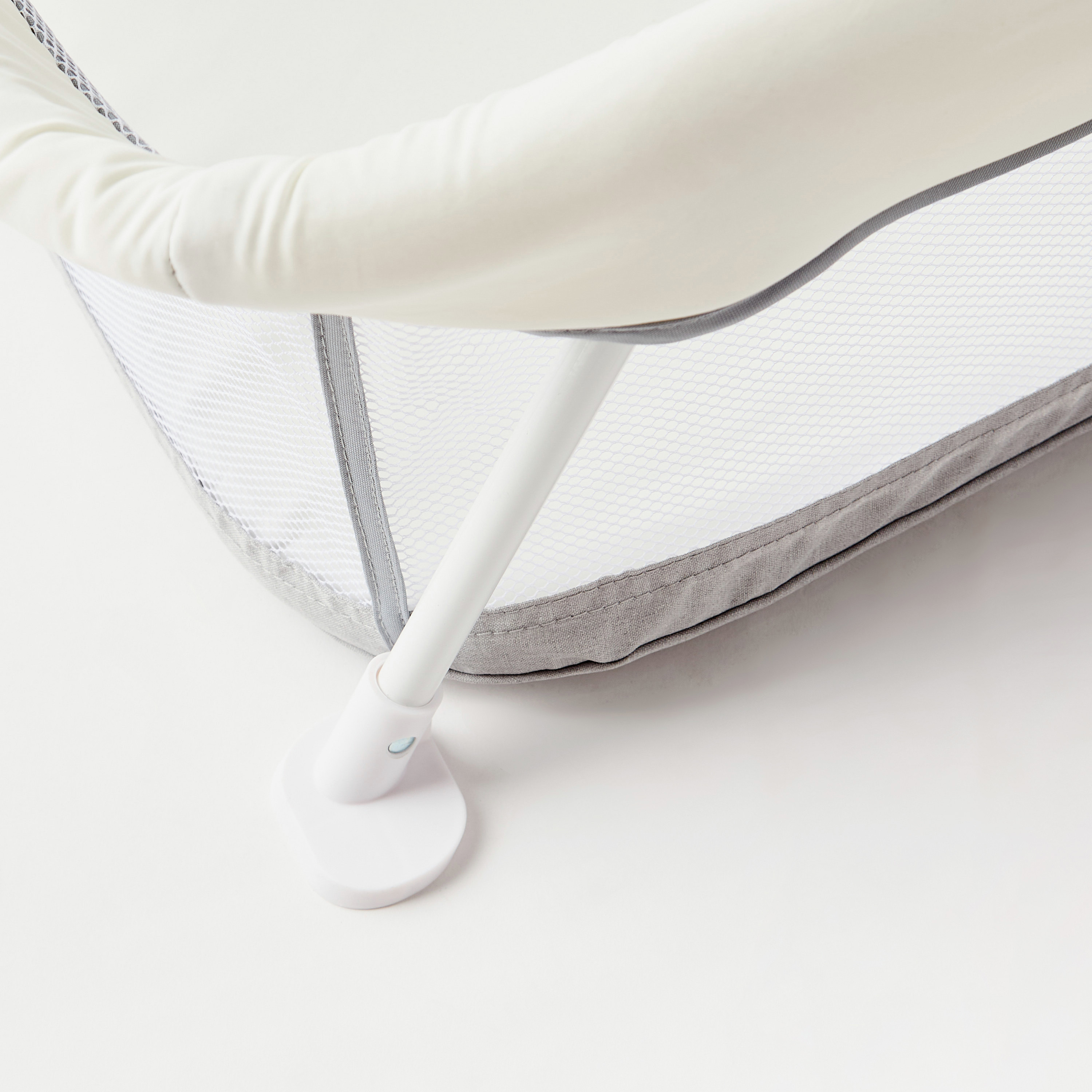 Juniors Foldable Travel Bassinet-baby-nursery-furniture-cribsandbeds-bassinets-image-7