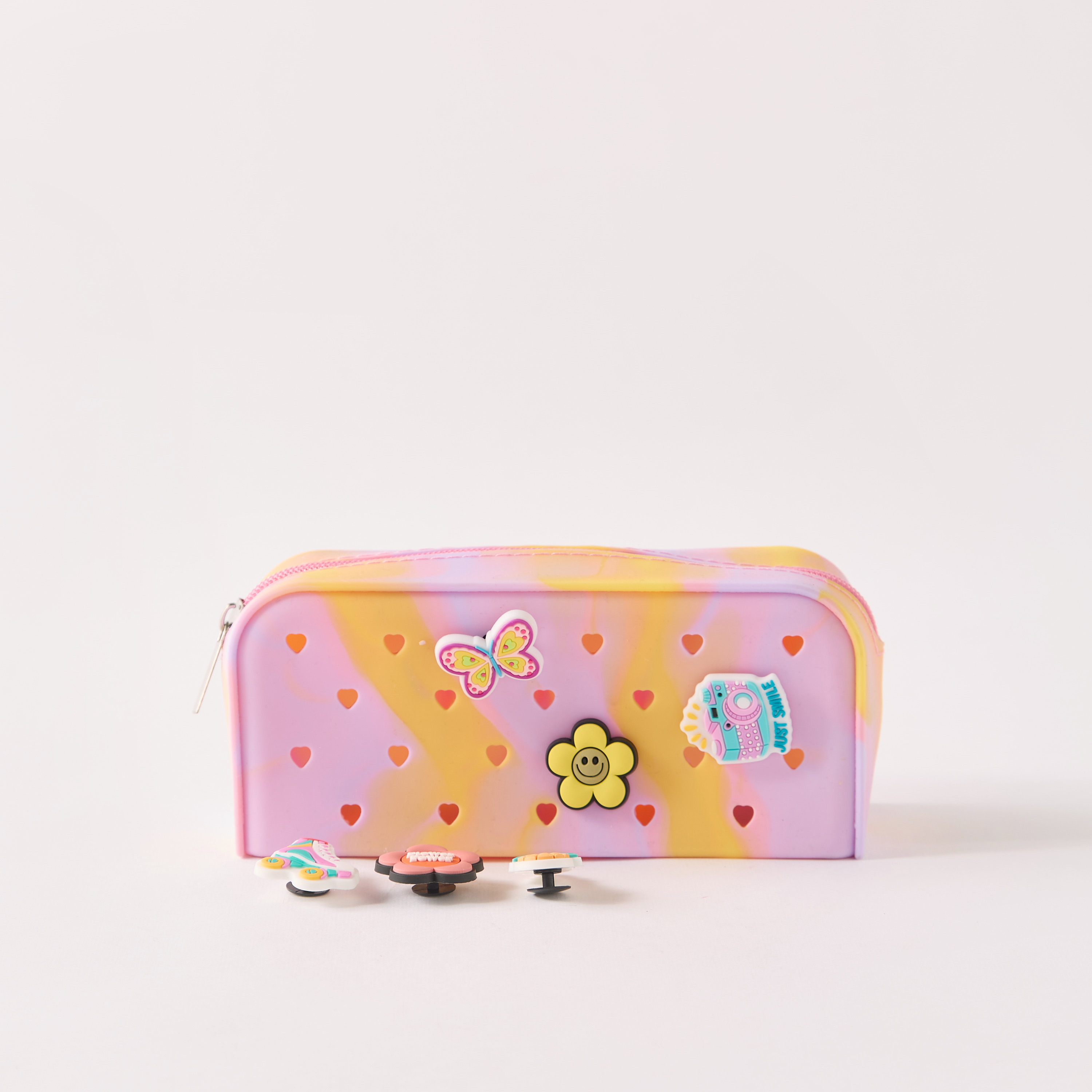 مقلمة بقلوب بارزة الملمس و6 دلايات-school-stationery-pencilcases-image-1