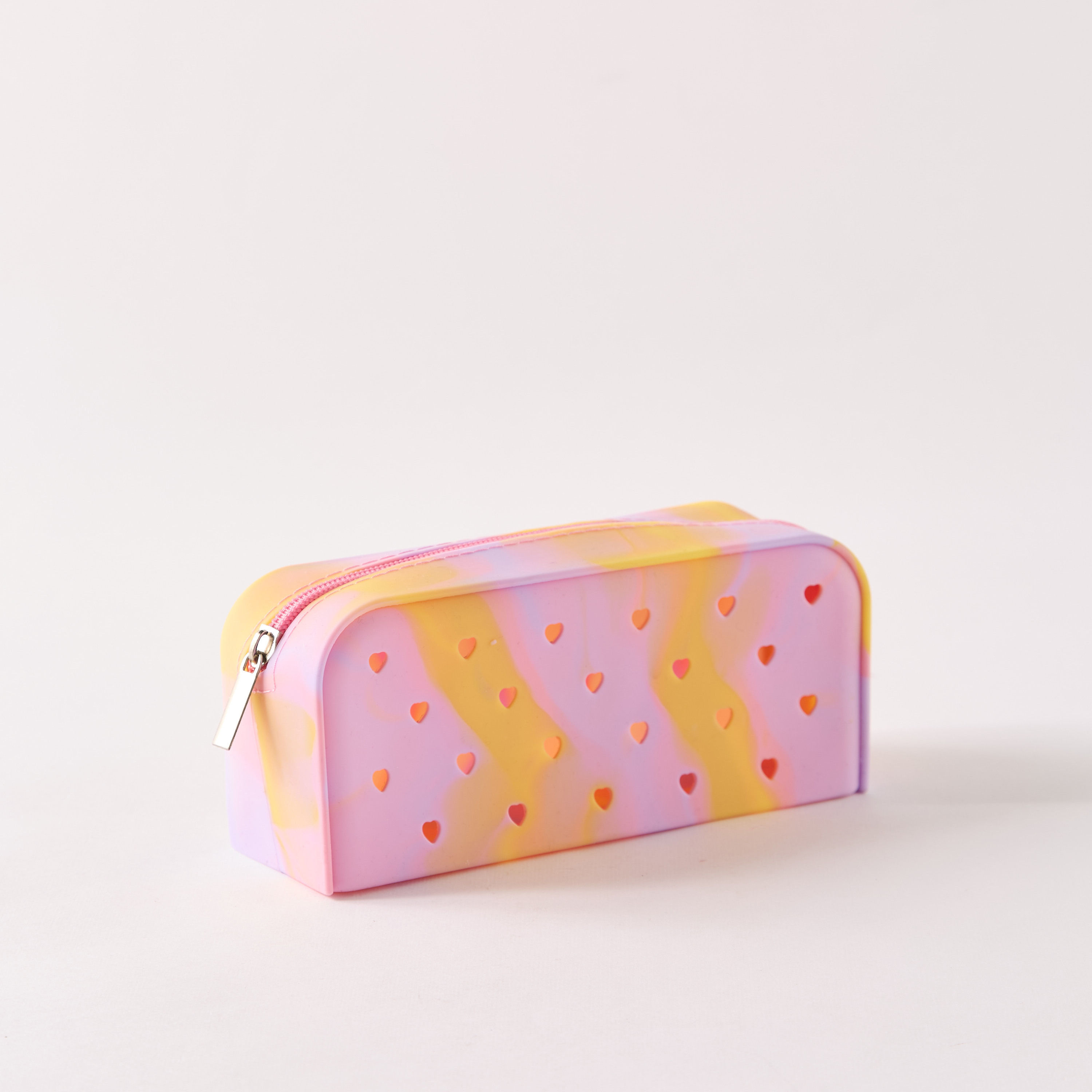 مقلمة بقلوب بارزة الملمس و6 دلايات-school-stationery-pencilcases-image-2