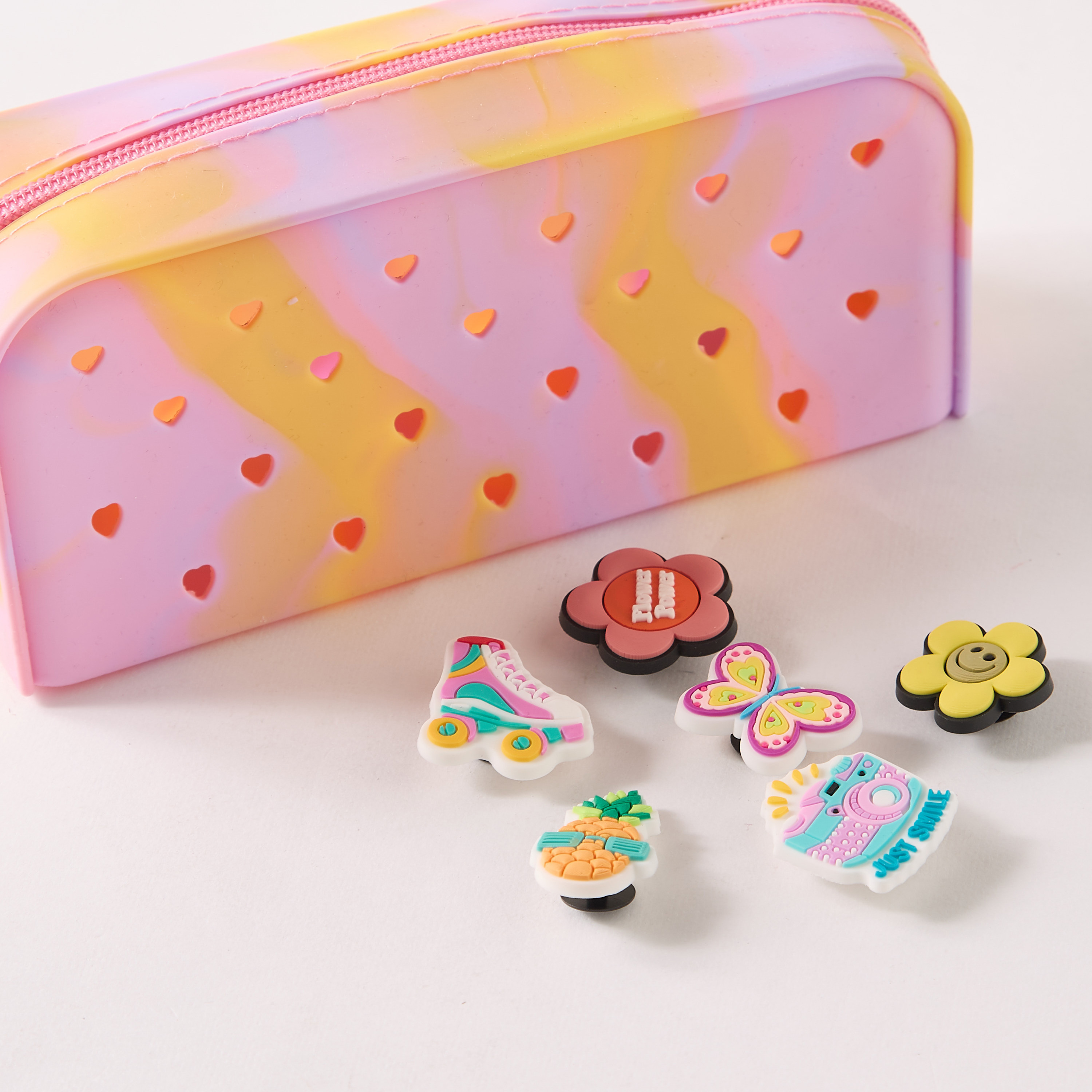 مقلمة بقلوب بارزة الملمس و6 دلايات-school-stationery-pencilcases-image-3