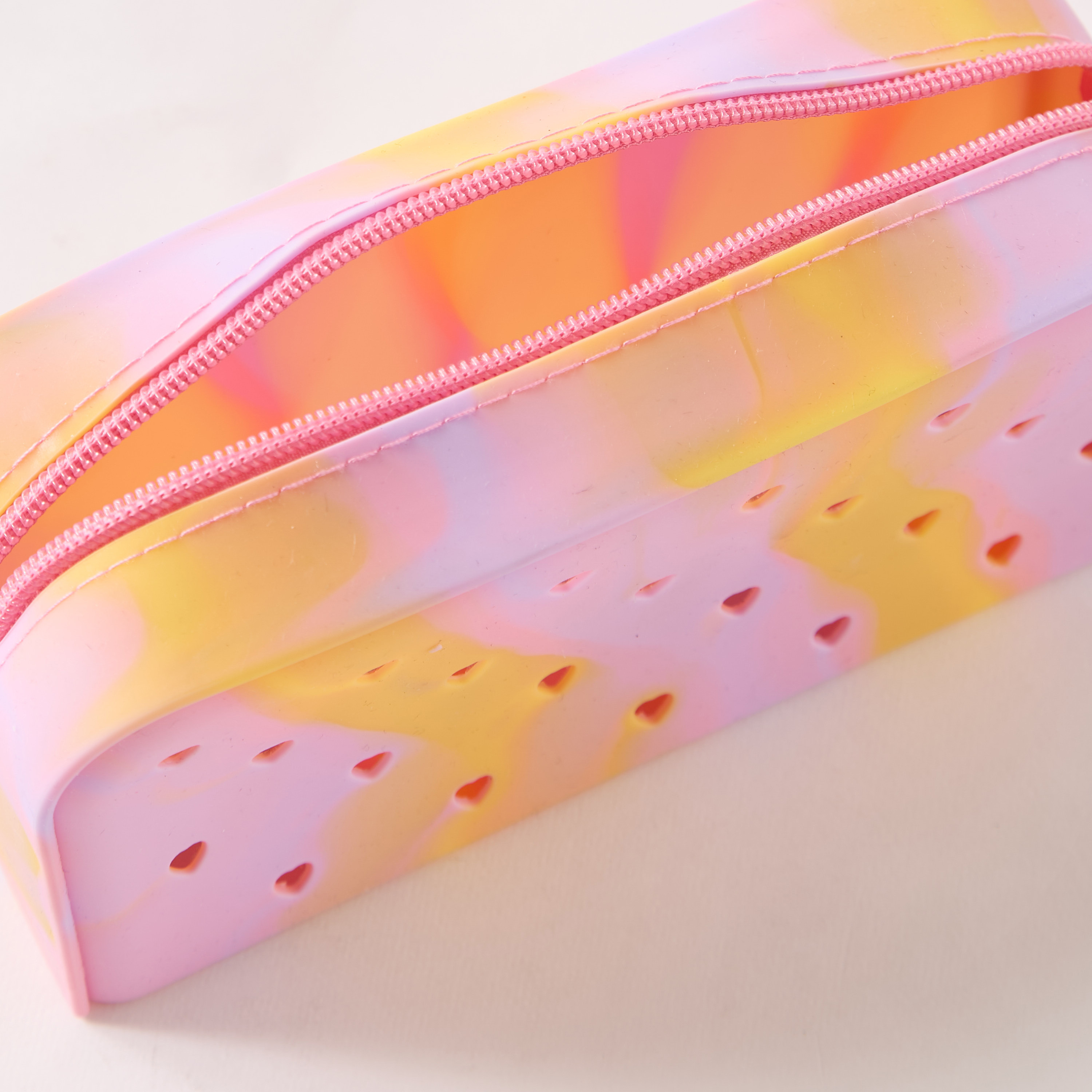 مقلمة بقلوب بارزة الملمس و6 دلايات-school-stationery-pencilcases-image-4