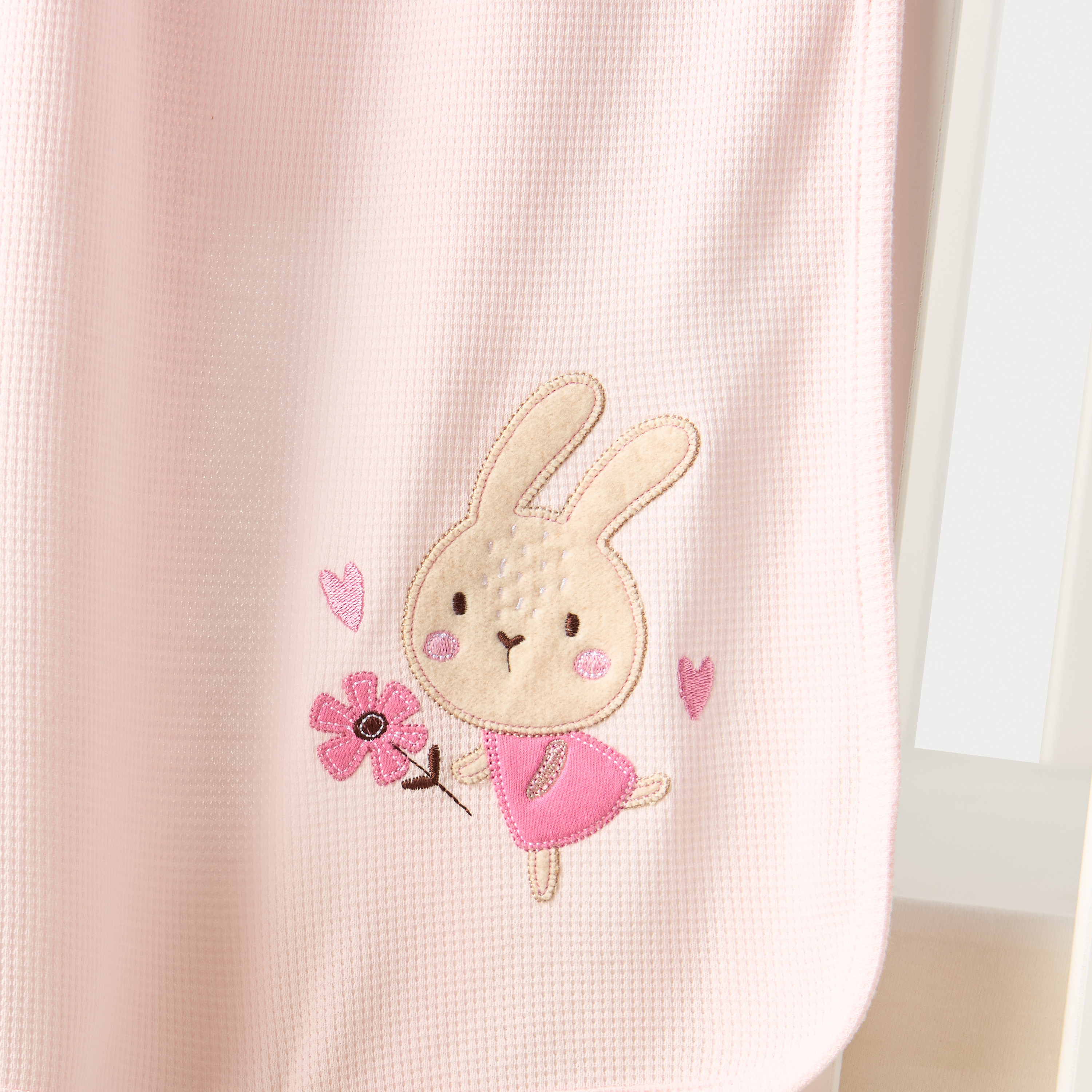 بطانية لحديثي الولادة بنمط وافل بارز الملمس وزخارف أرنب من جونيورز- 76x102 سم-baby-nursery-blanketsandswaddles-receivingblankets-image-3