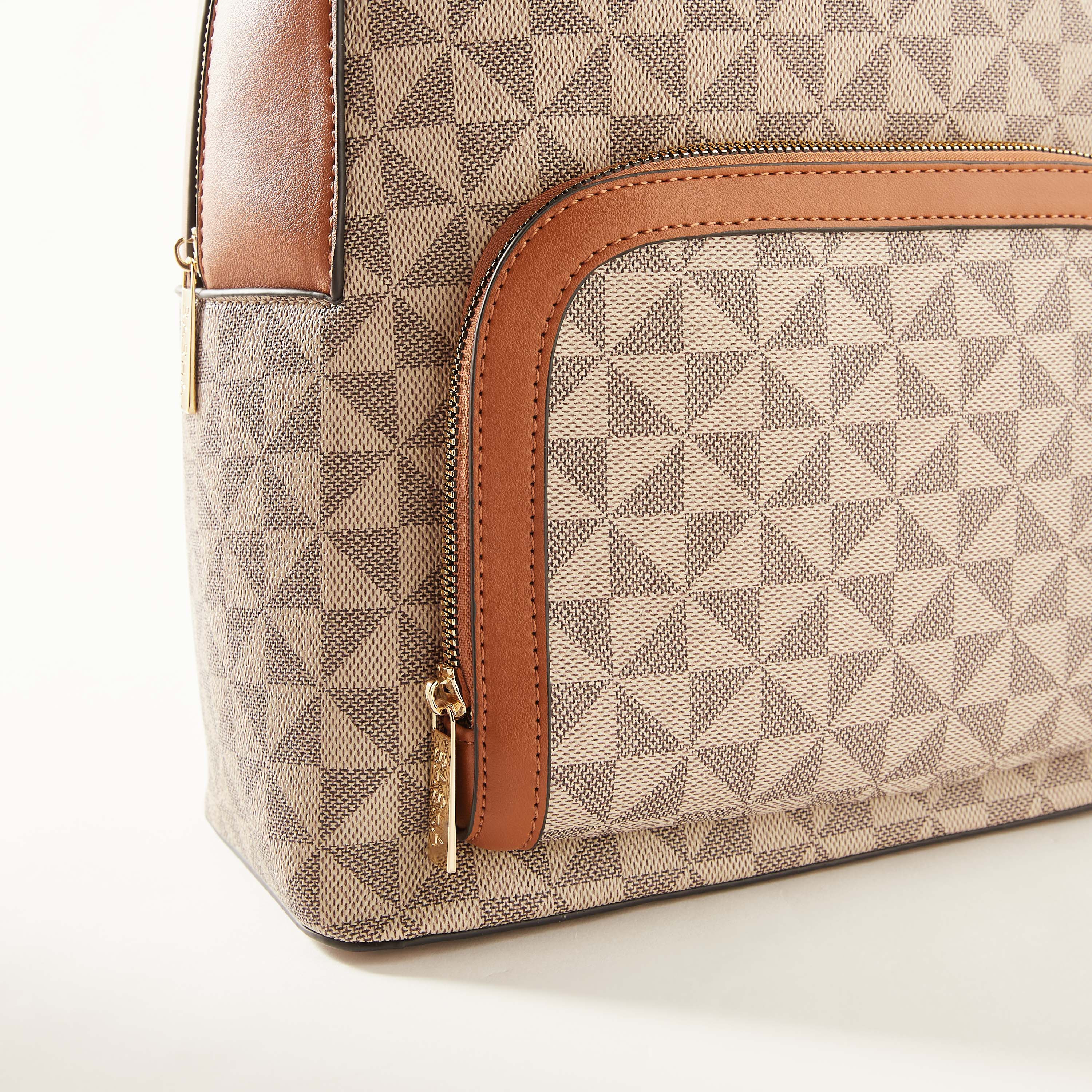 شنطة ظهر بسحّاب اغلاق وجيب لابتوب وطبعات من ساشا-women-bagsandwallets-backpacks-image-4