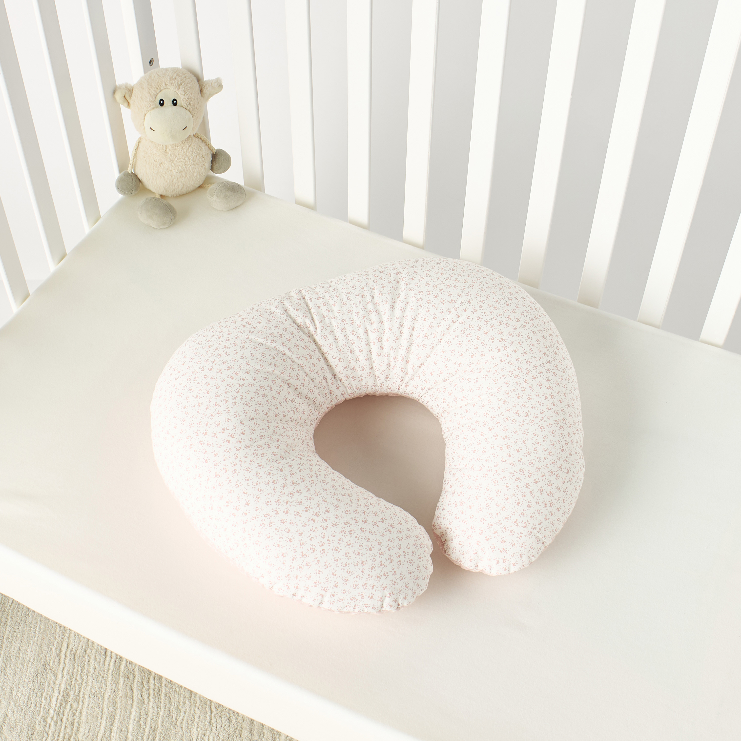 وسادة رضاعة بطبعات من كامبراس - 53×45 سم-baby-feeding-breastfeedingandcare-image-1