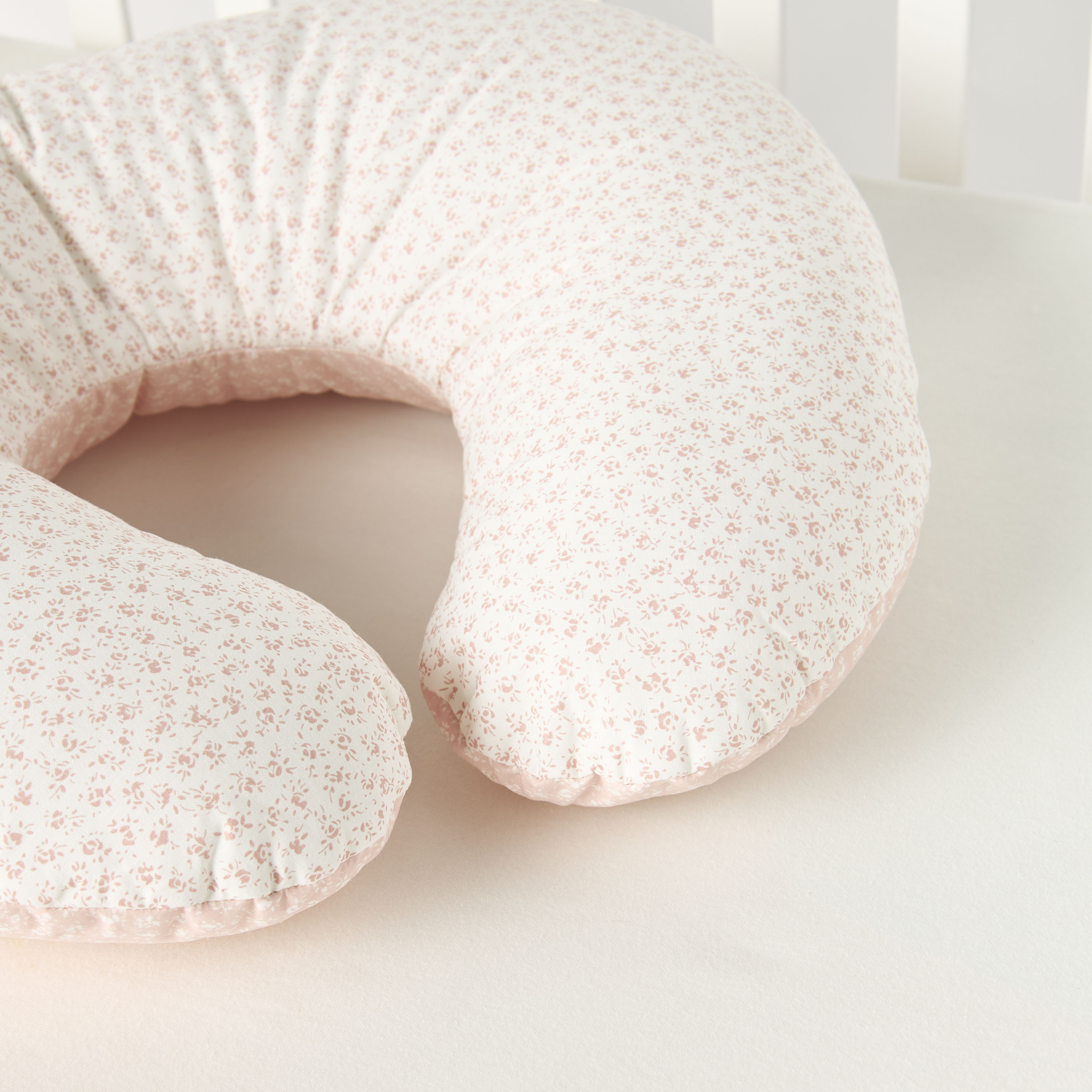 وسادة رضاعة بطبعات من كامبراس - 53×45 سم-baby-feeding-breastfeedingandcare-image-3