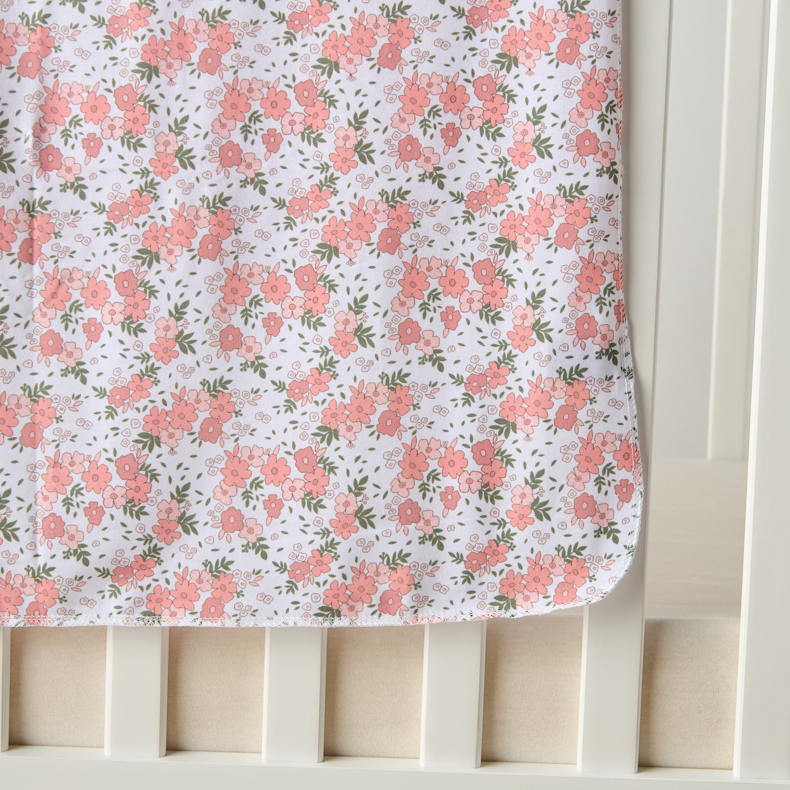بطانية تقميط بطبعات أزهار مع شريطة رأس من جونيورز-baby-nursery-blanketsandswaddles-swaddlesandsleepingbags-image-2