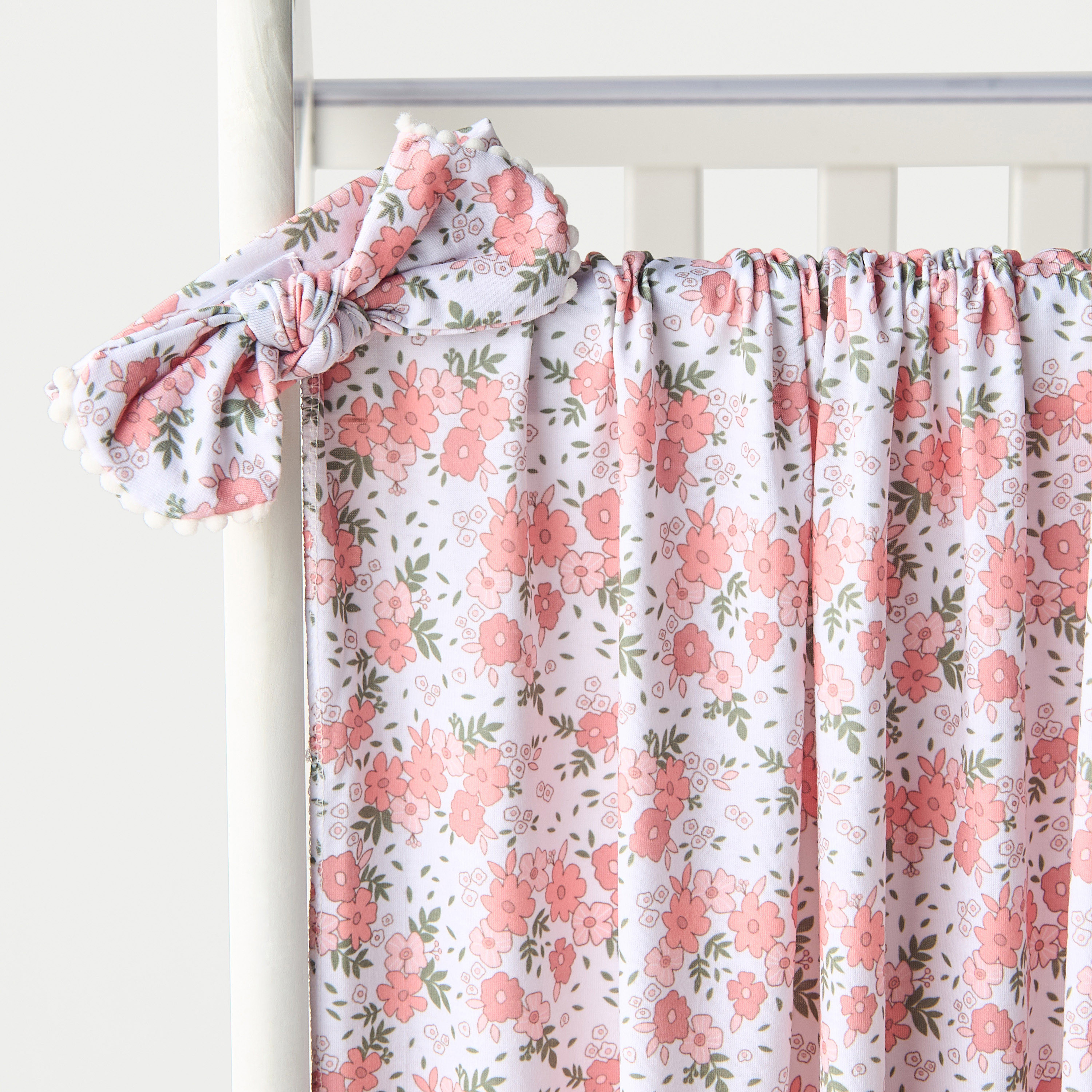 بطانية تقميط بطبعات أزهار مع شريطة رأس من جونيورز-baby-nursery-blanketsandswaddles-swaddlesandsleepingbags-image-3