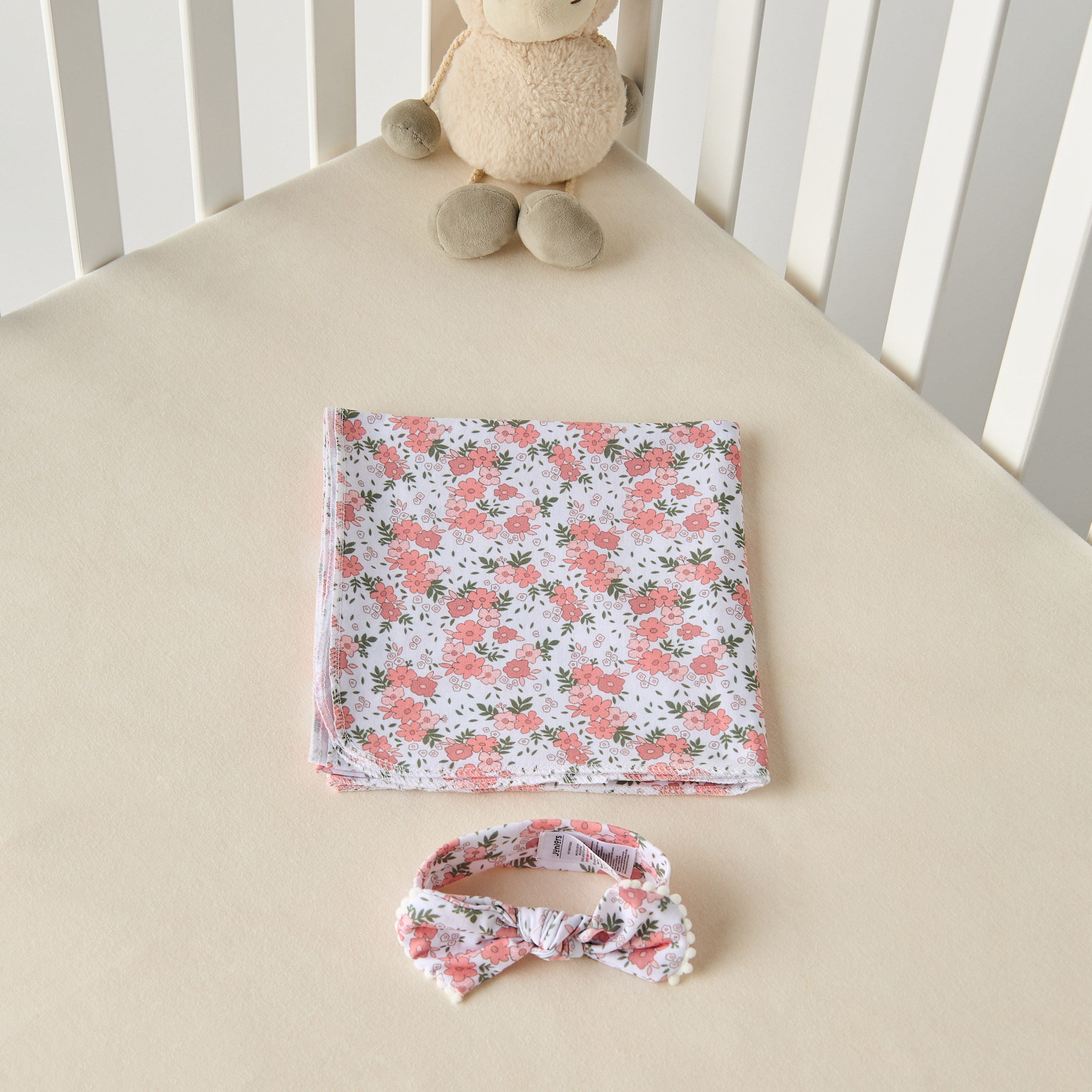 بطانية تقميط بطبعات أزهار مع شريطة رأس من جونيورز-baby-nursery-blanketsandswaddles-swaddlesandsleepingbags-image-4