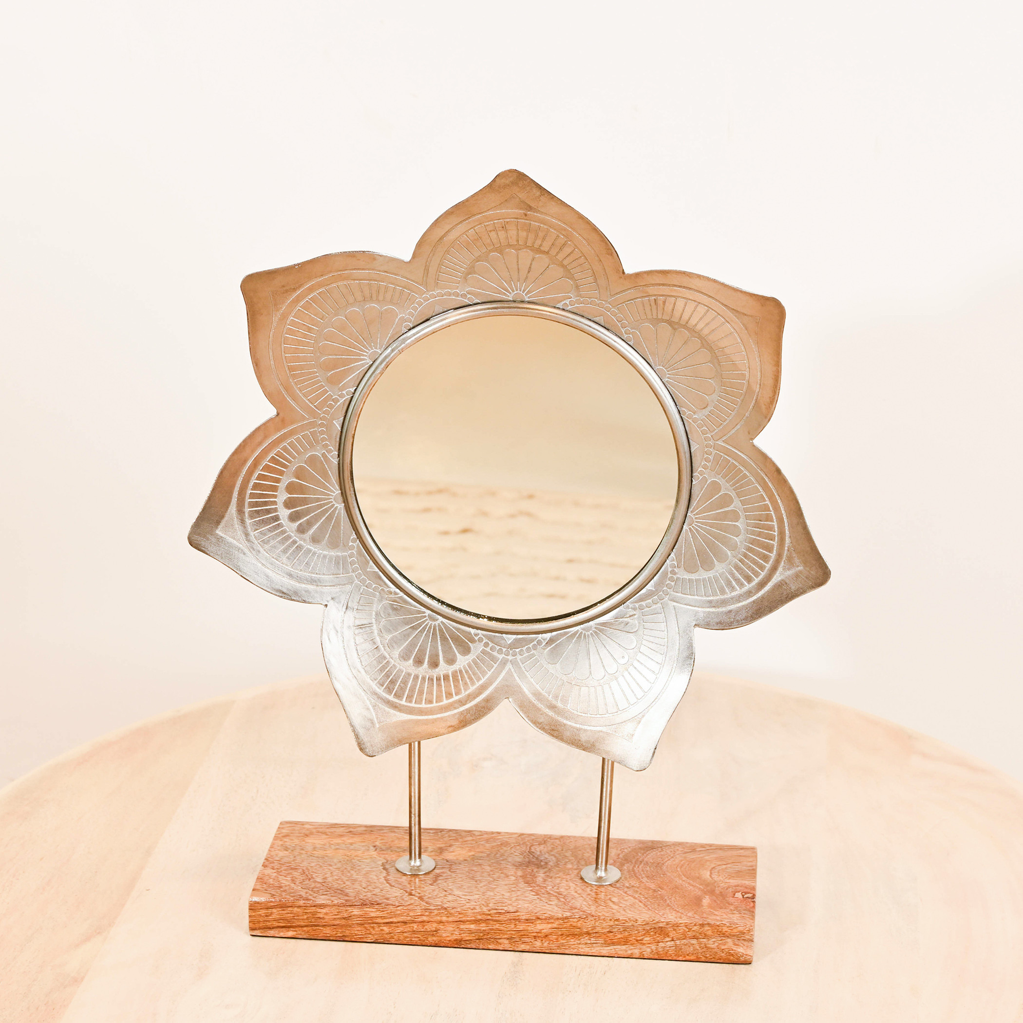 مرآة ديكور على شكل زهرة من هوم كارفينج - 35x50 سم-household-walldecorandmirrors-mirrors-wallmirrors-image-2