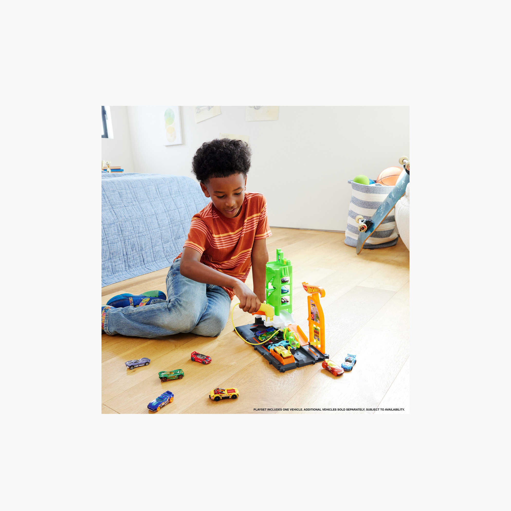 Hot Wheels City Track Set, Super Recharge Fuel Station Playset with EV Chargers & 1:64 Scale Toy Car-toys-playvehicles-vehicleplaysets-image-2