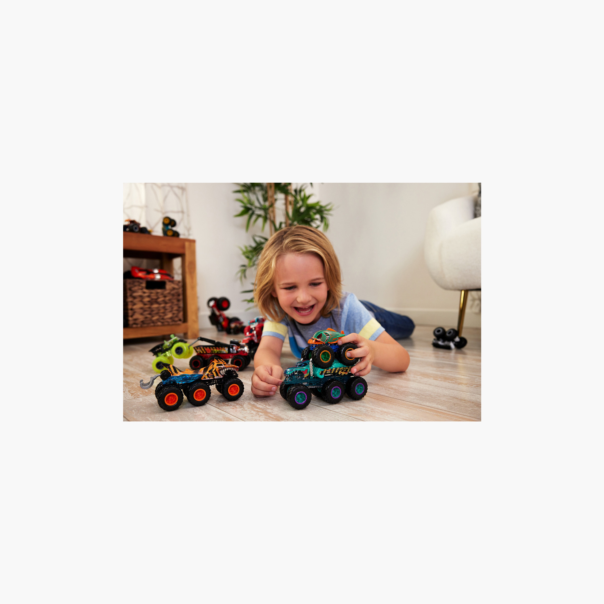 Hot Wheels Monster Trucks, 1:64 Scale Toy with 6 Wheels, Haul or Tow Other Vehicles(Styles May Vary)-toys-playvehicles-cars-image-2