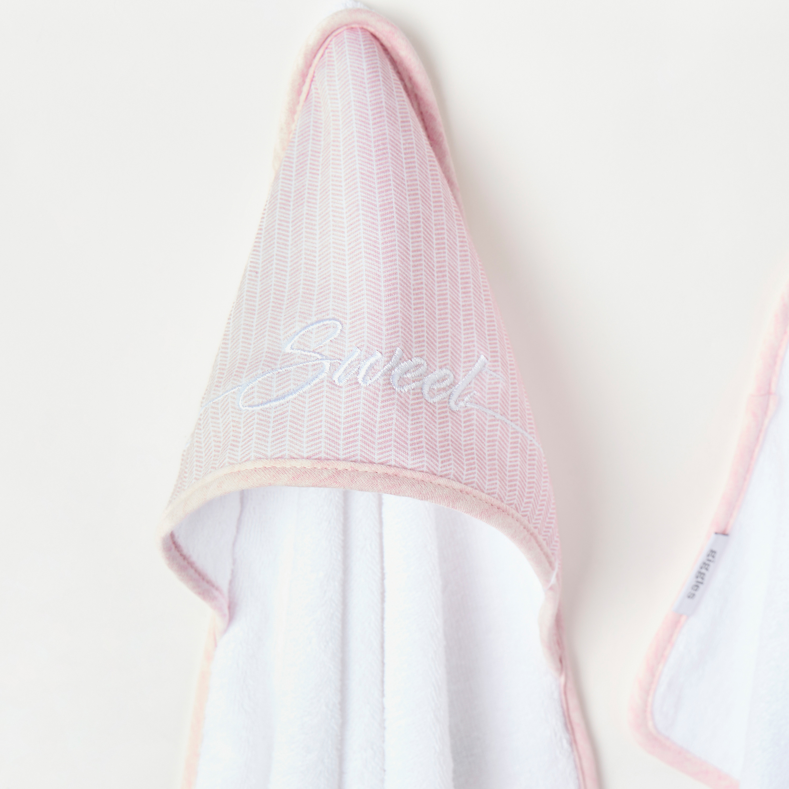 طقم منشفة بقبعة وطبعات مع منديل من جيجلز-baby-bathandcare-towels-image-2