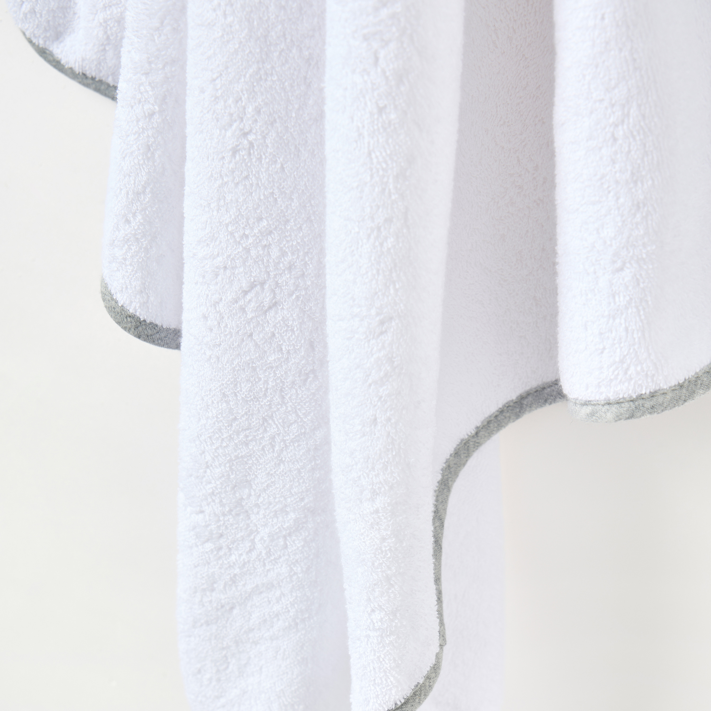 منشفة بقبعة وتطريز شعار من جيجلز-baby-bathandcare-towels-image-3